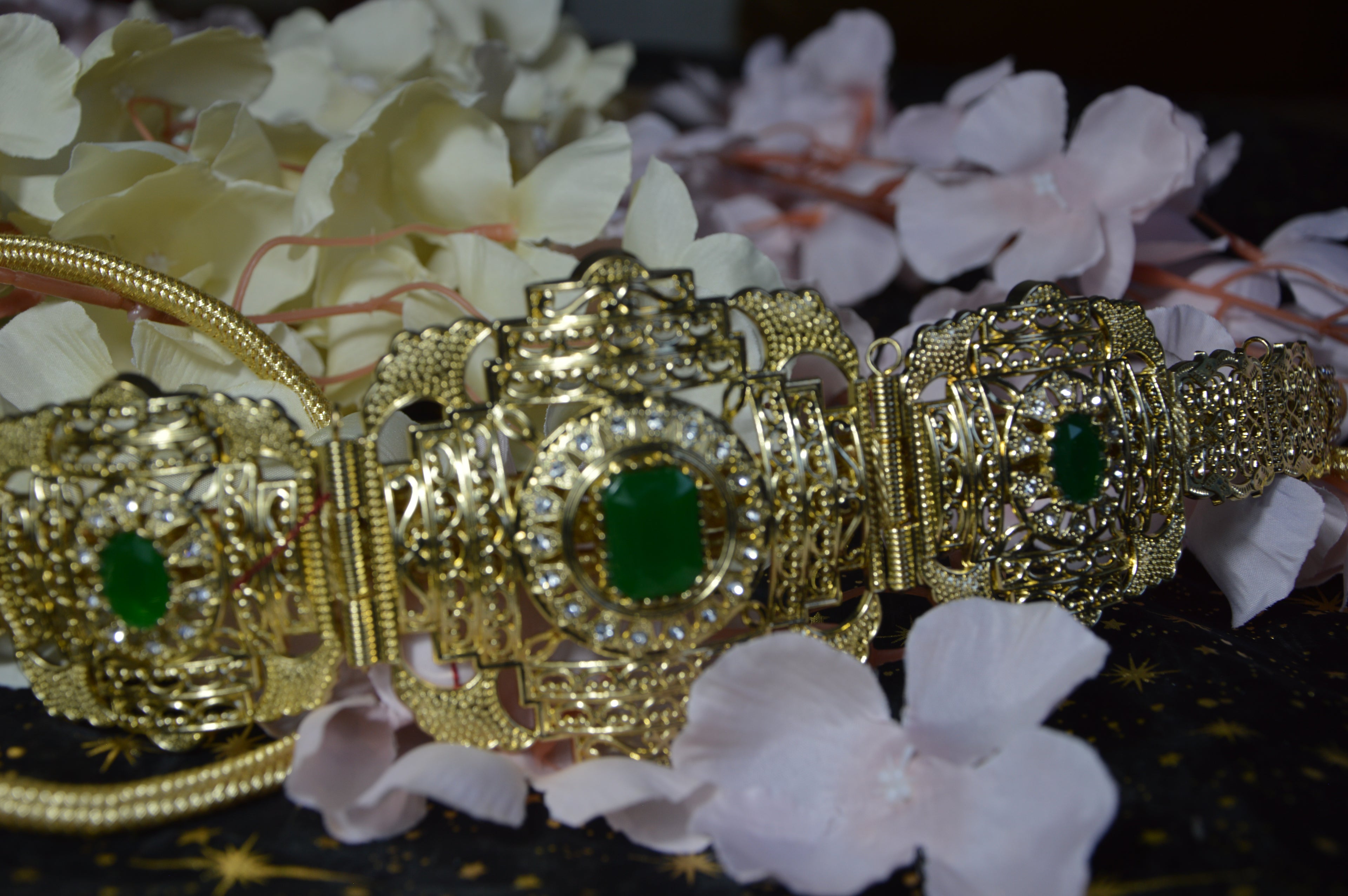 Ceinture Dorée « Sultana » — Cabochon Vert Émeraude