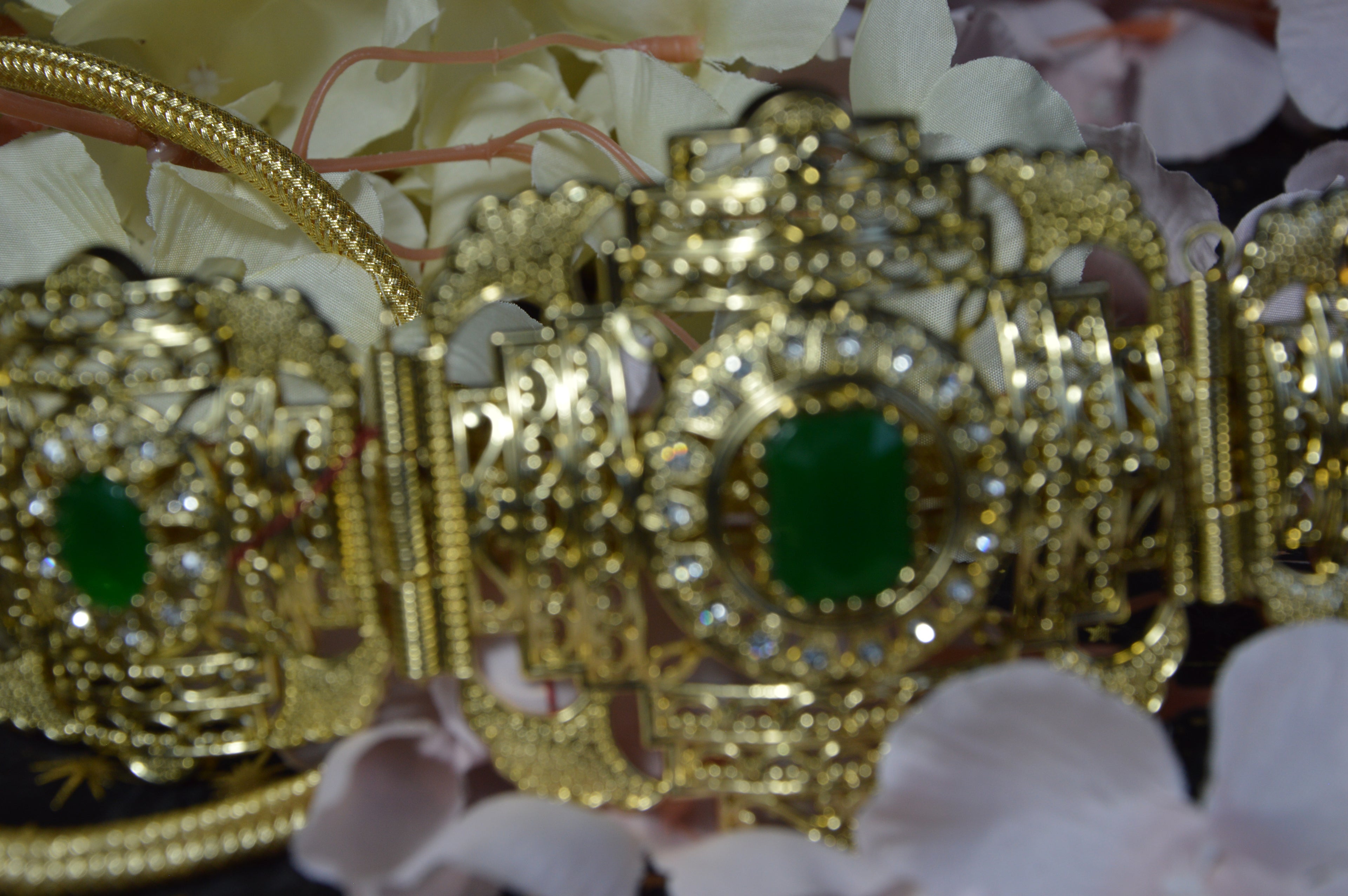 Ceinture Dorée « Sultana » — Cabochon Vert Émeraude