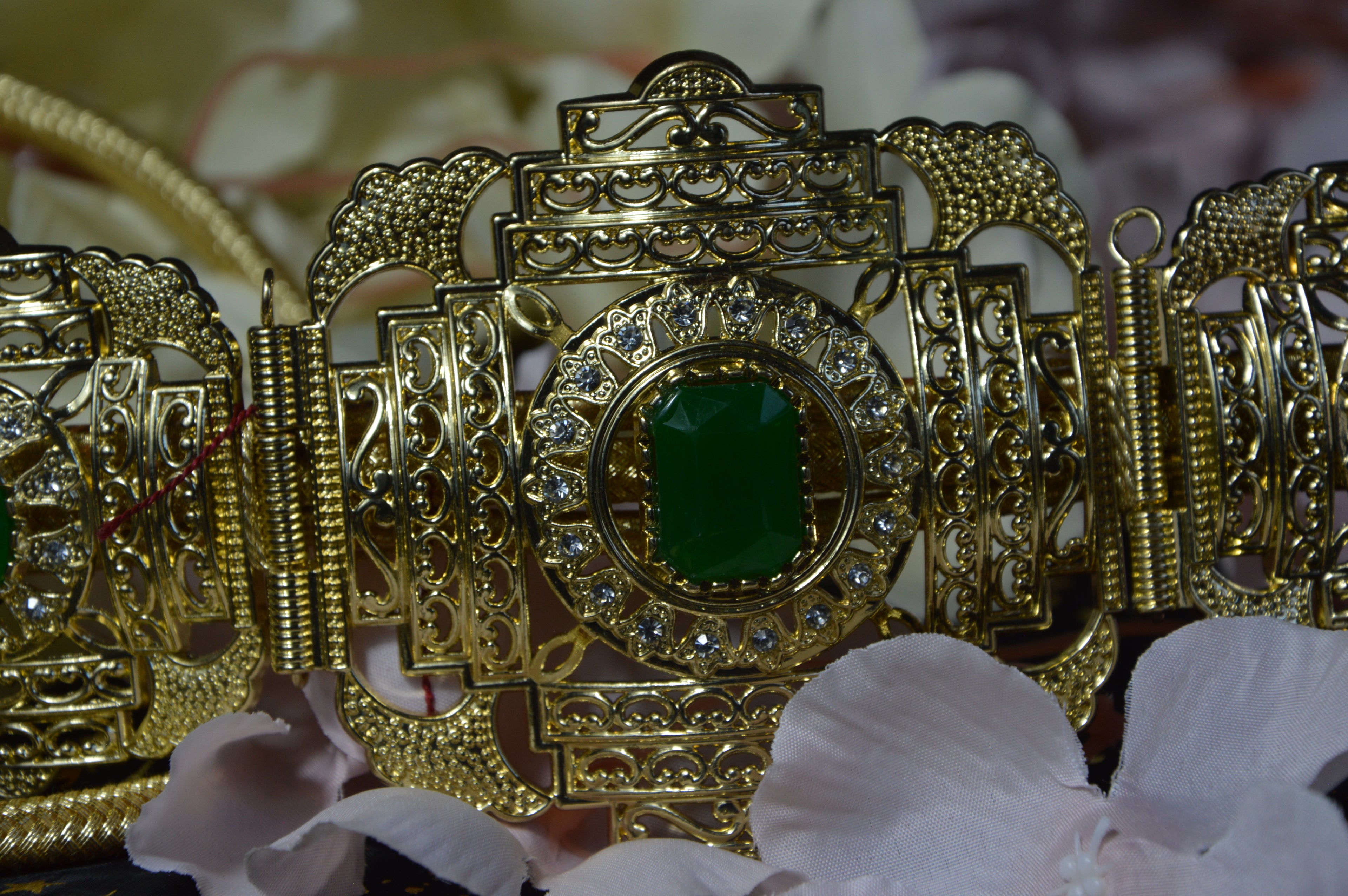 Ceinture Dorée « Sultana » — Cabochon Vert Émeraude