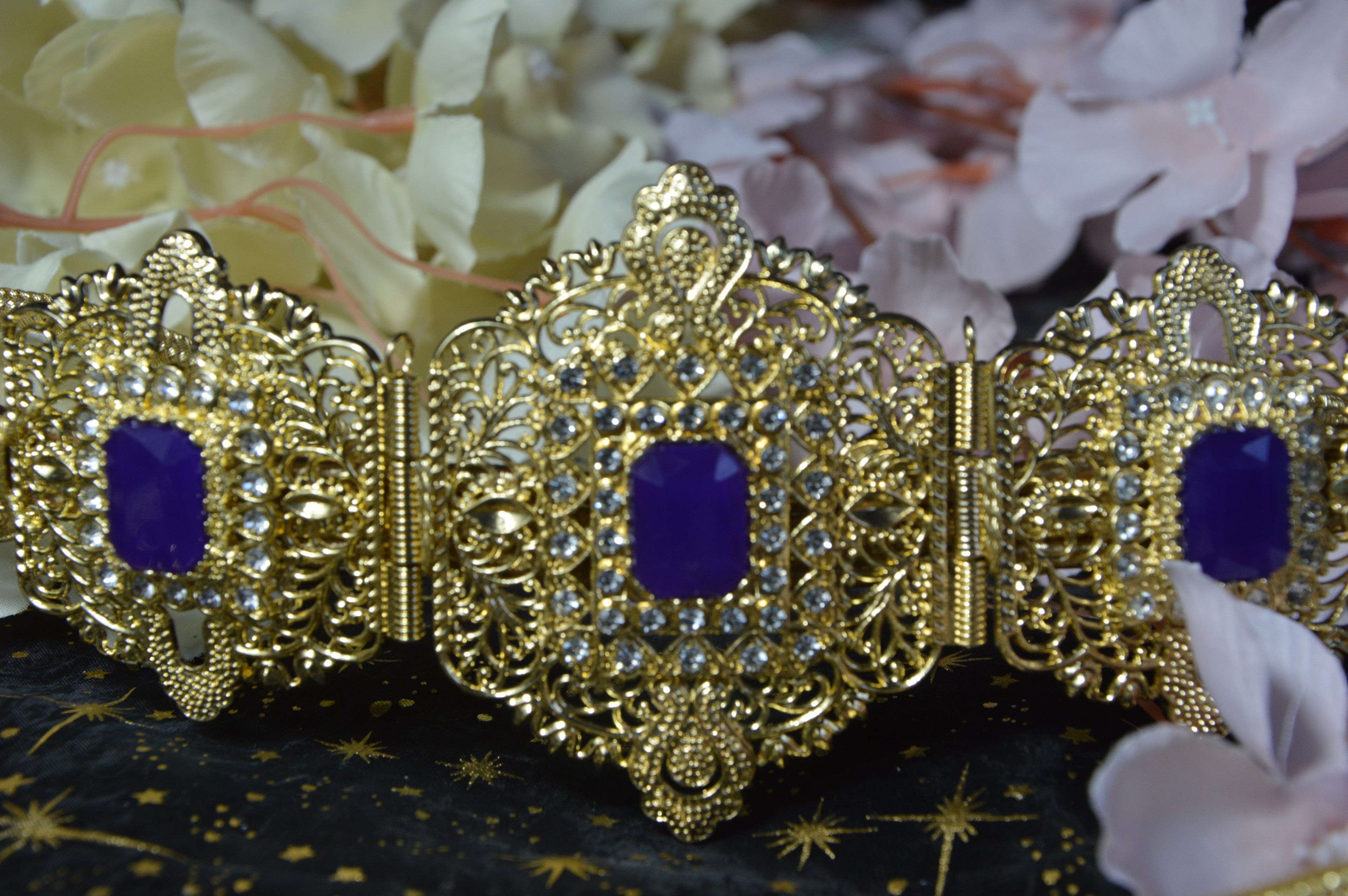 Ceinture Orientale Filigranée – Cabochons Violet & Strass (Réglable) – Finition Or