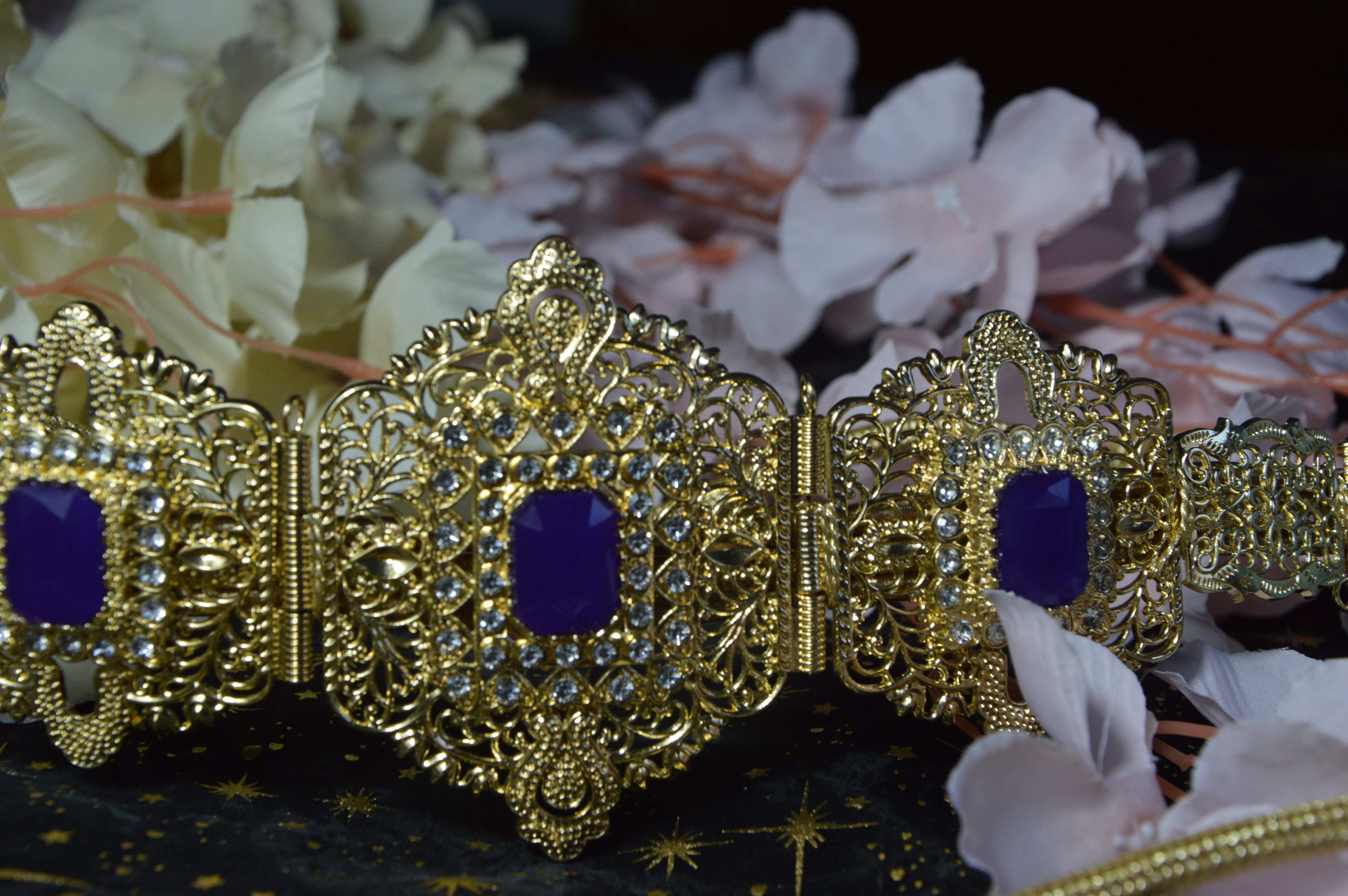 Ceinture Orientale Filigranée – Cabochons Violet & Strass (Réglable) – Finition Or