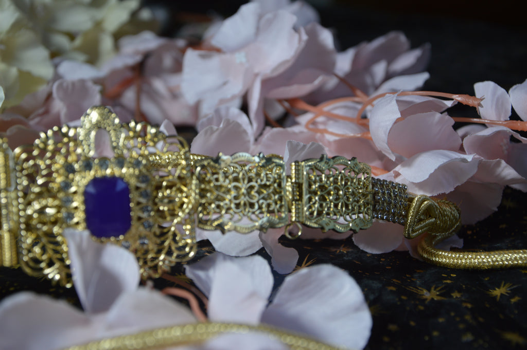 Ceinture Orientale Filigranée – Cabochons Violet & Strass (Réglable) – Finition Or