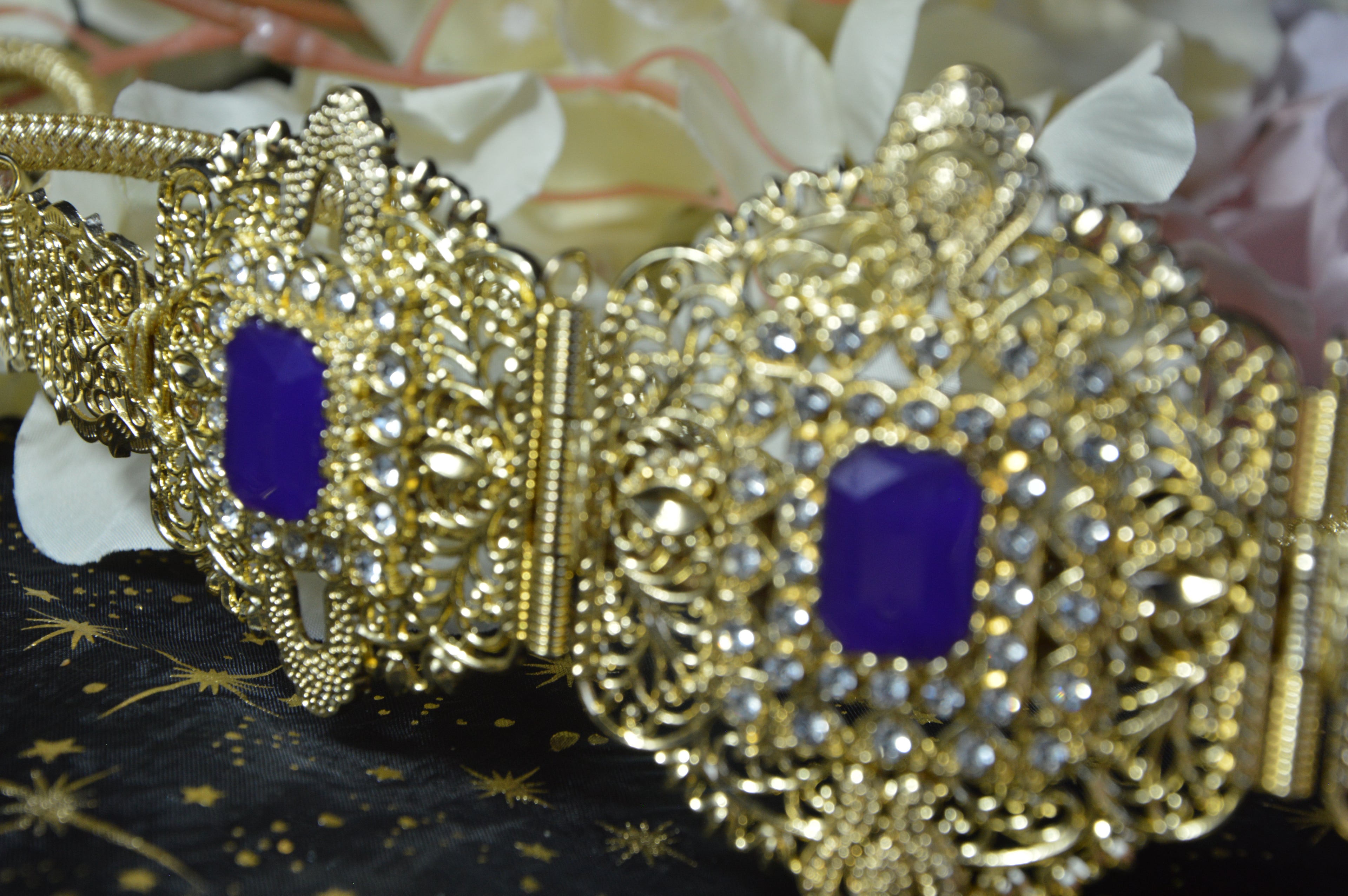 Ceinture Orientale Filigranée – Cabochons Violet & Strass (Réglable) – Finition Or