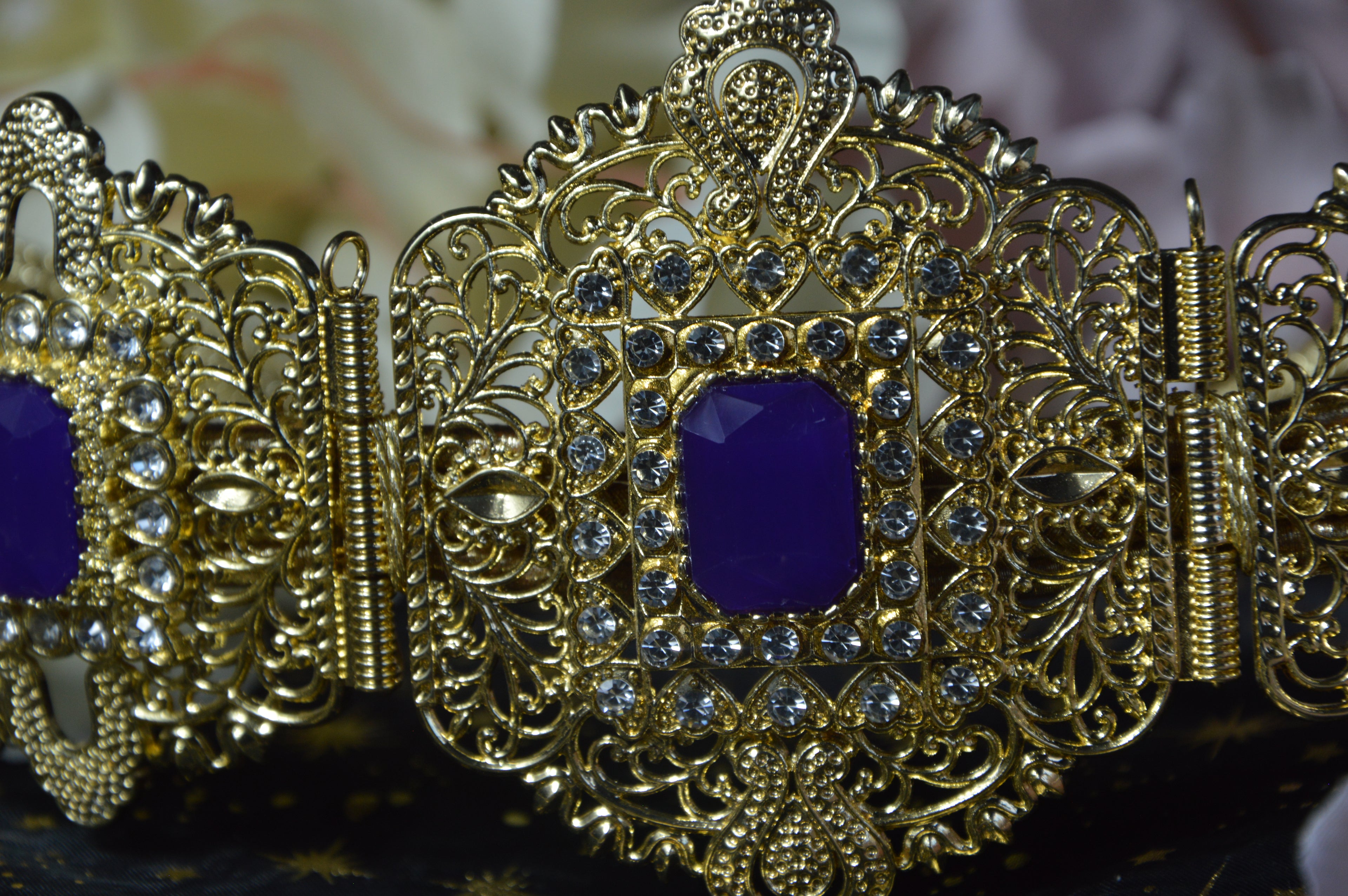 Ceinture Orientale Filigranée – Cabochons Violet & Strass (Réglable) – Finition Or