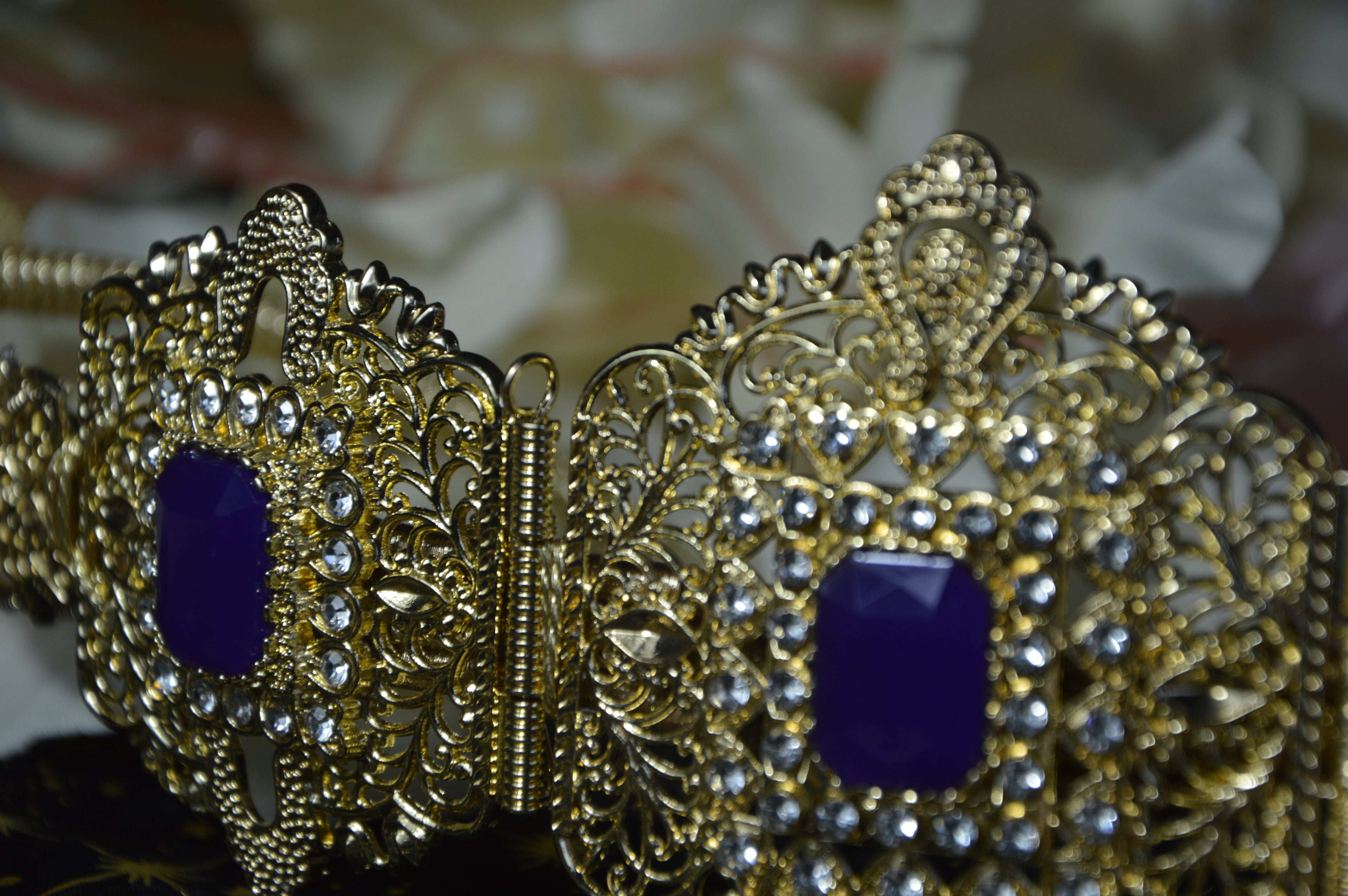 Ceinture Orientale Filigranée – Cabochons Violet & Strass (Réglable) – Finition Or