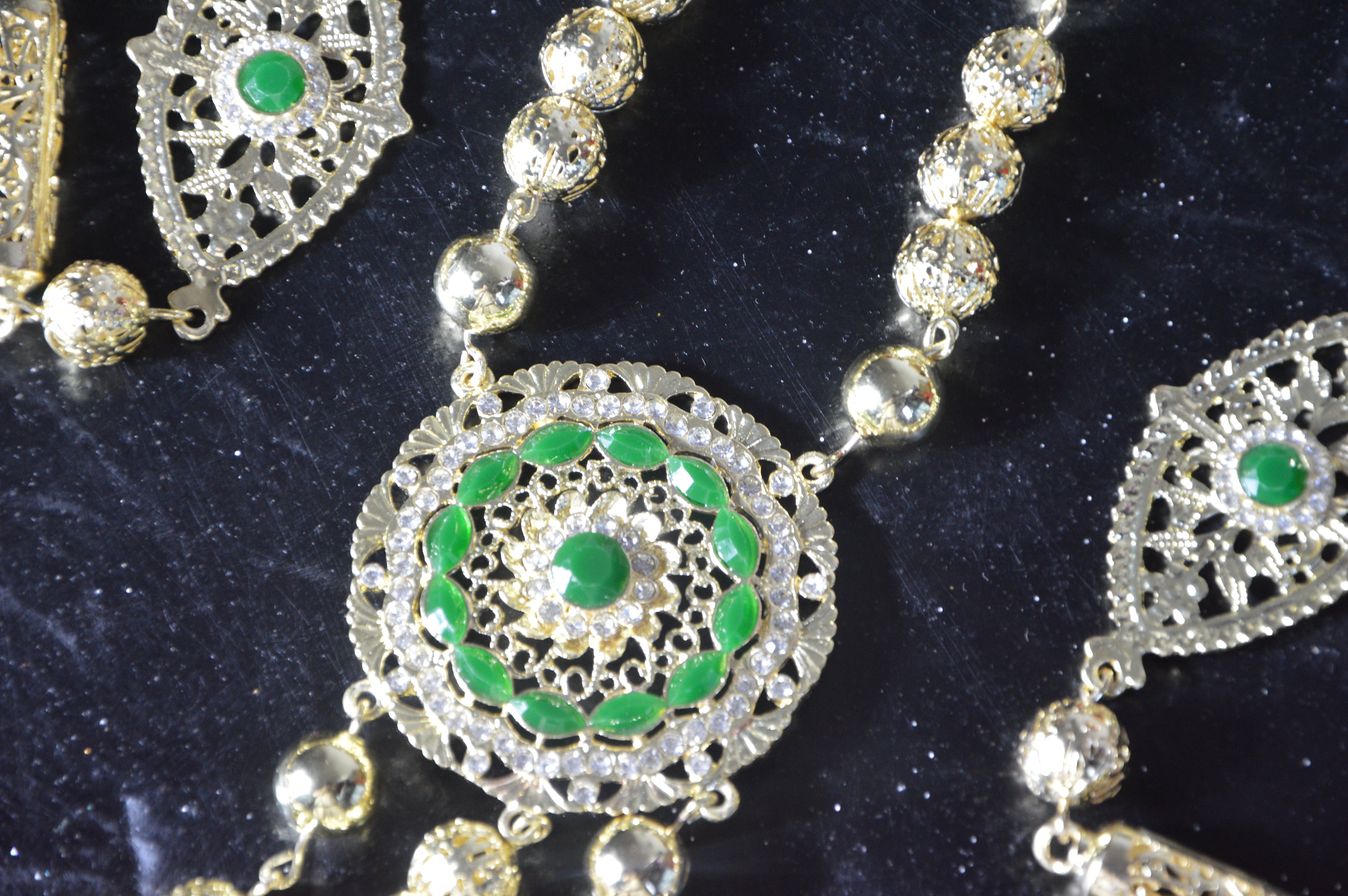 Chaine orientale longue doré – médaillon vert