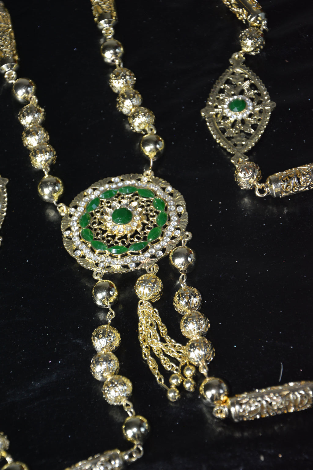 Chaine orientale longue doré – médaillon vert