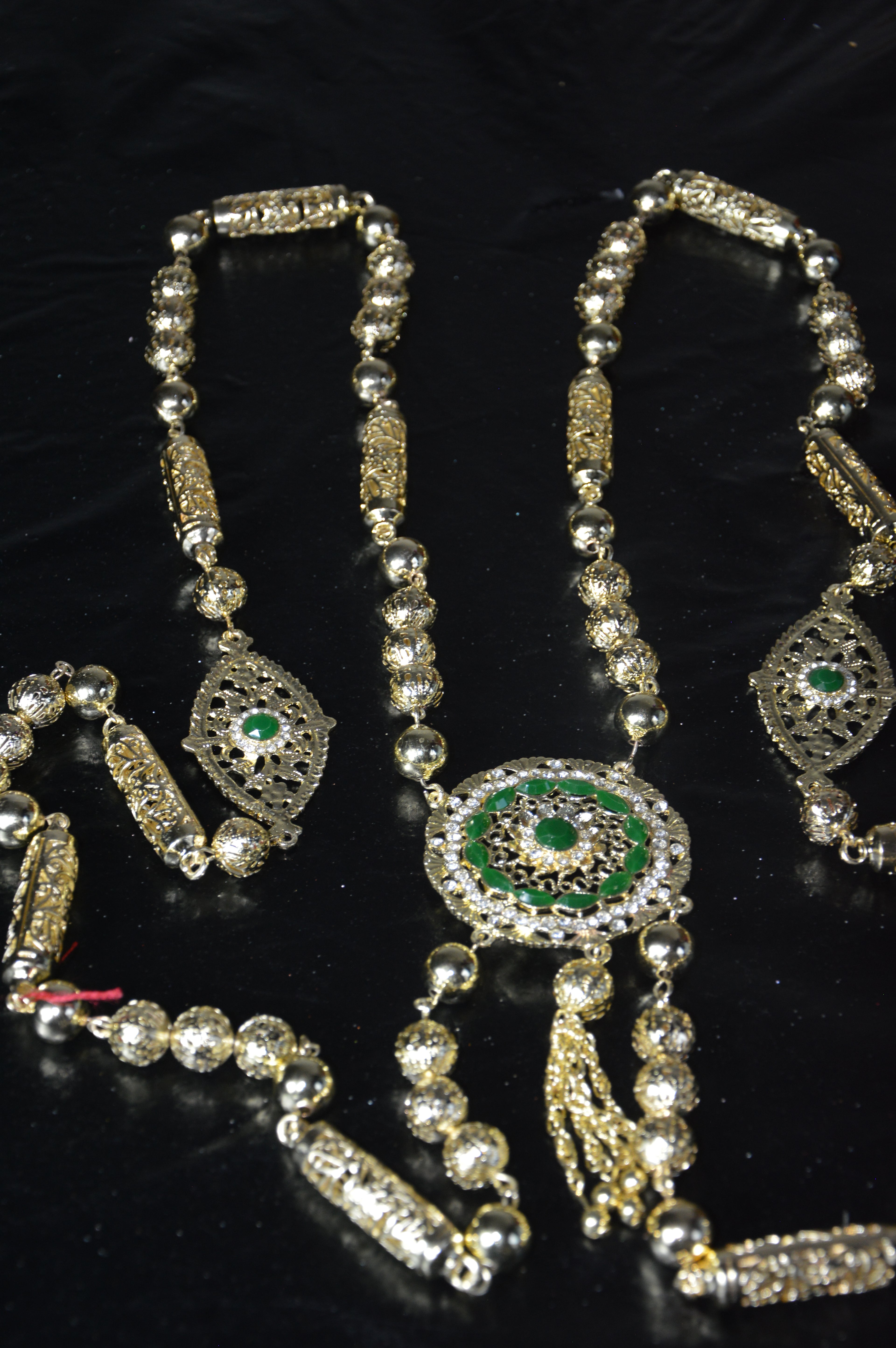 Chaine orientale longue doré – médaillon vert