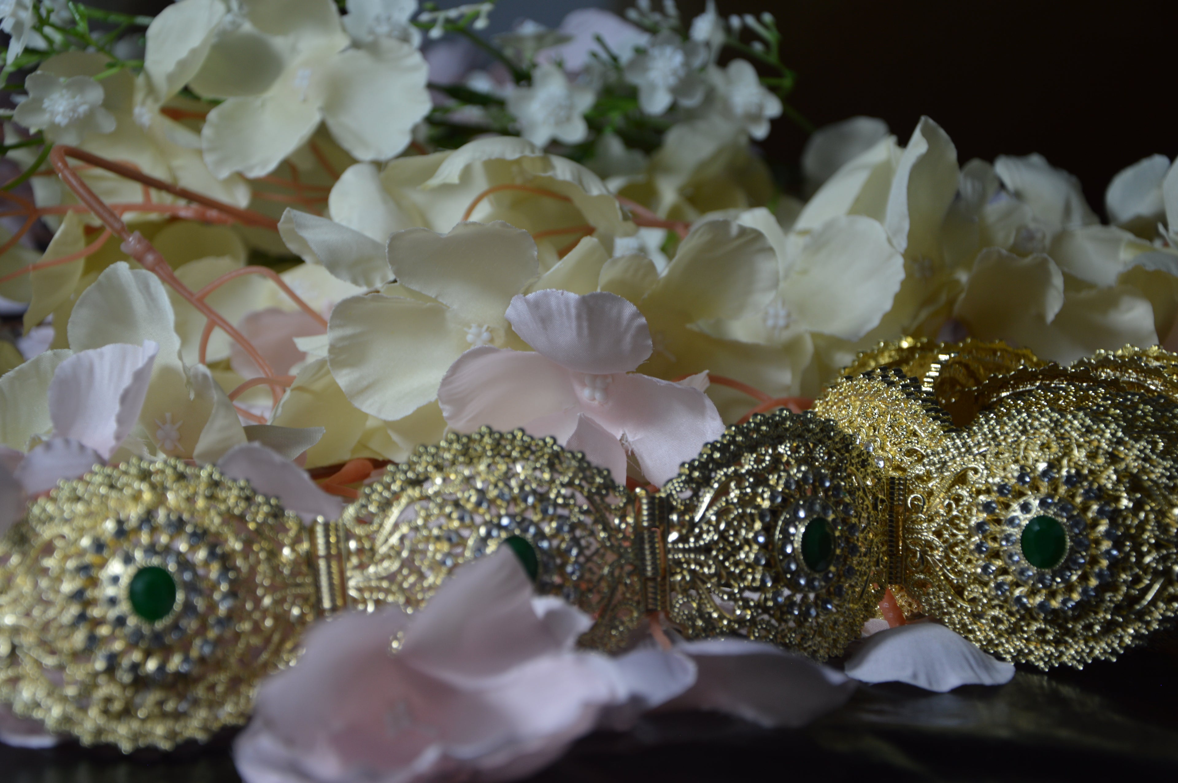 M’damma dorée avec pierres vertes – Ceinture traditionnelle pour caftan et takchita