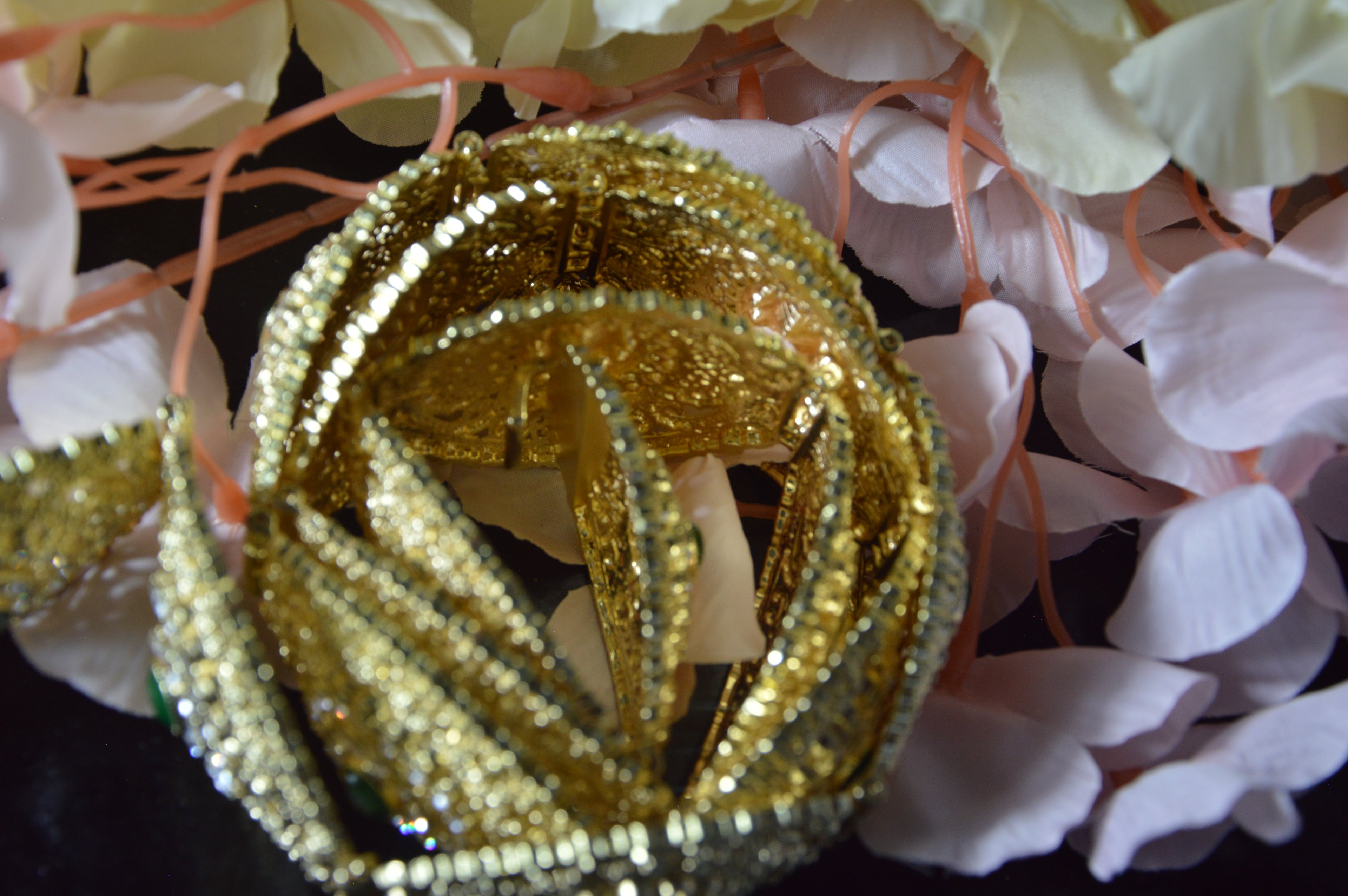 M’damma dorée avec pierres vertes – Ceinture traditionnelle pour caftan et takchita