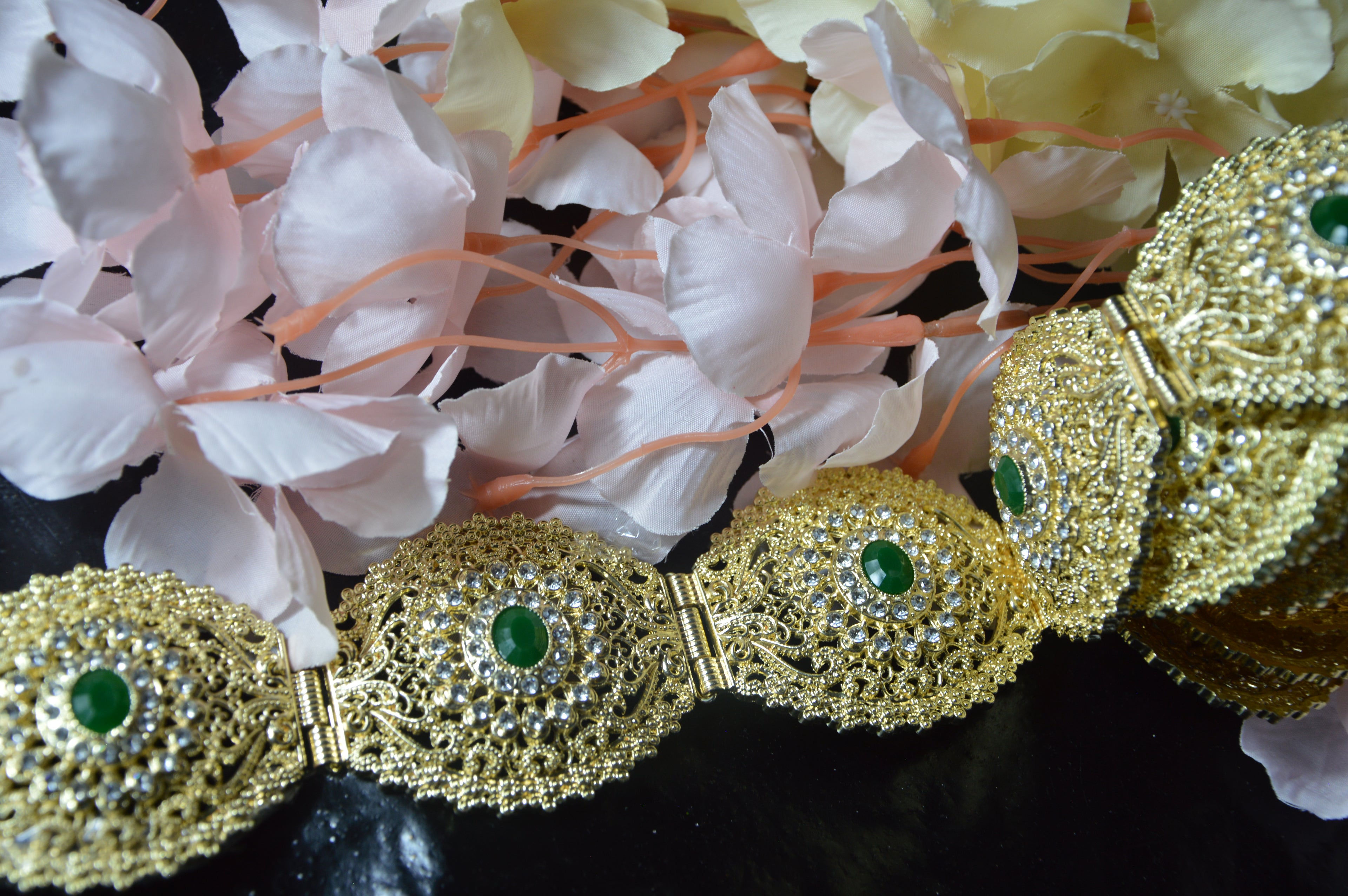 M’damma dorée avec pierres vertes – Ceinture traditionnelle pour caftan et takchita