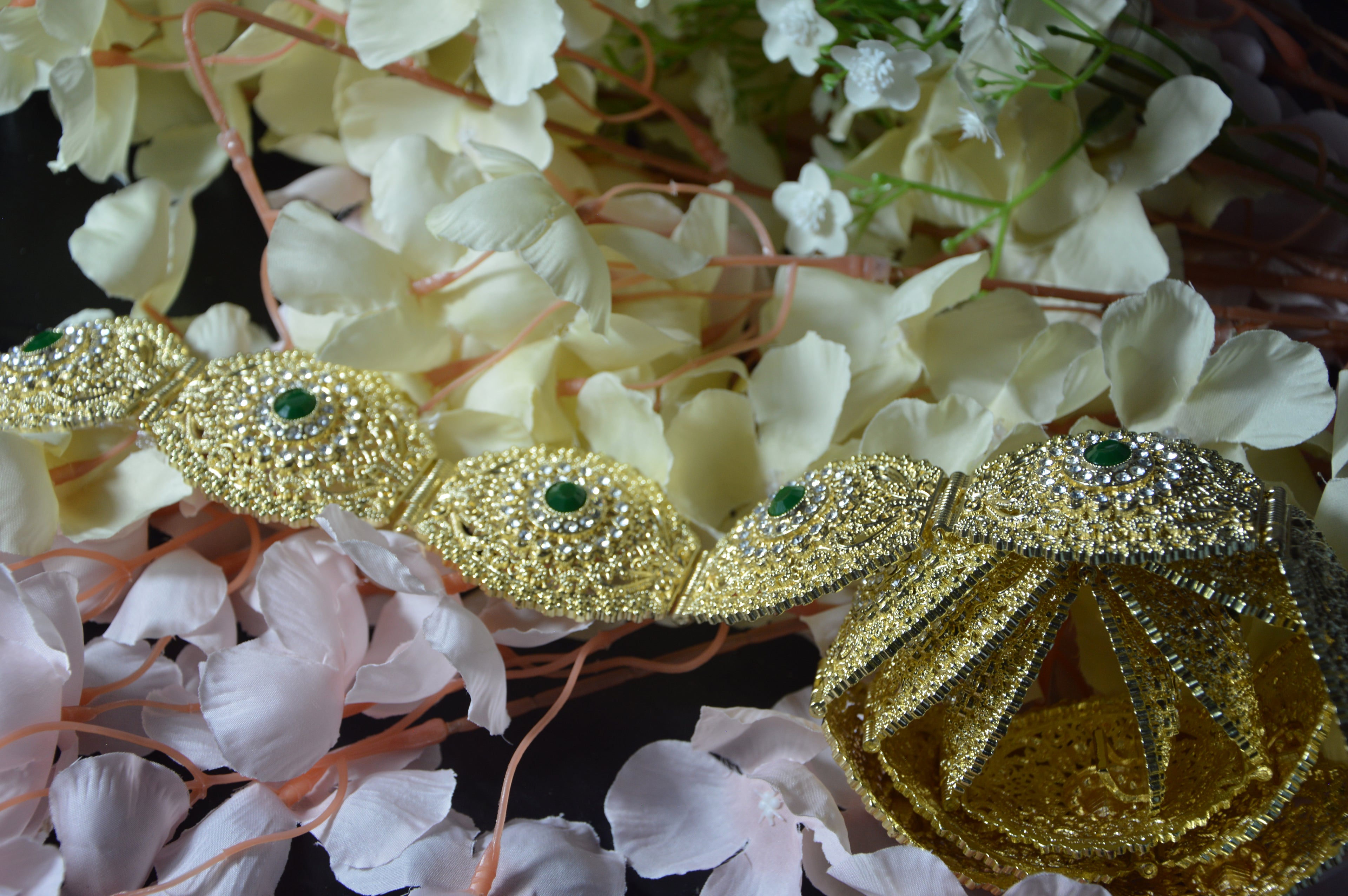 M’damma dorée avec pierres vertes – Ceinture traditionnelle pour caftan et takchita