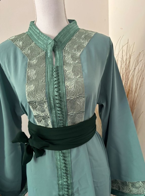 Caftan vert sauge brodé avec ceinture – Zeynaya Prestige