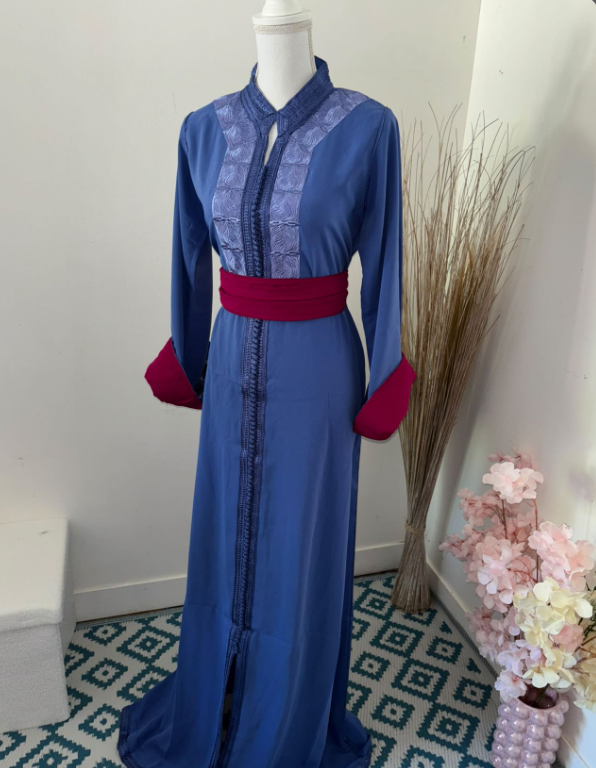 Caftan Bleu Indigo à Plastron Jacquard & Ceinture Fuchsia