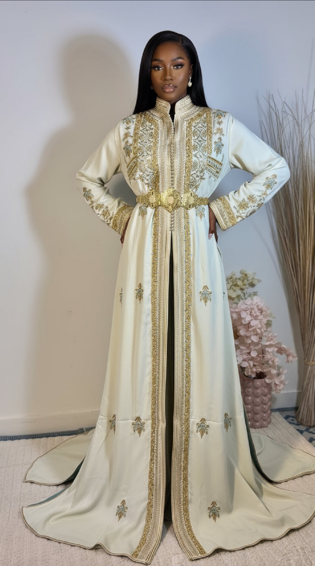 Takchita Ivoire et Or – Broderies Dorées & Perles Turquoise – Luxe Marocain