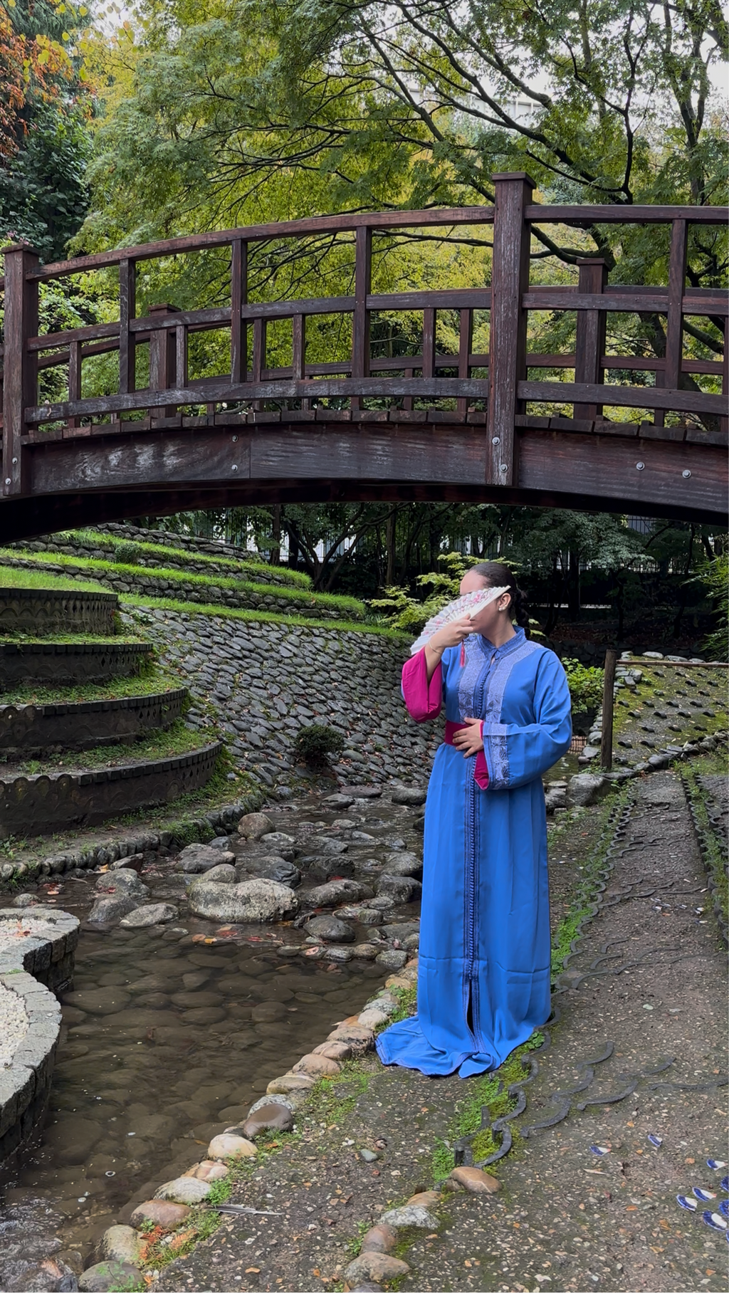 Caftan Bleu Indigo à Plastron Jacquard & Ceinture Fuchsia