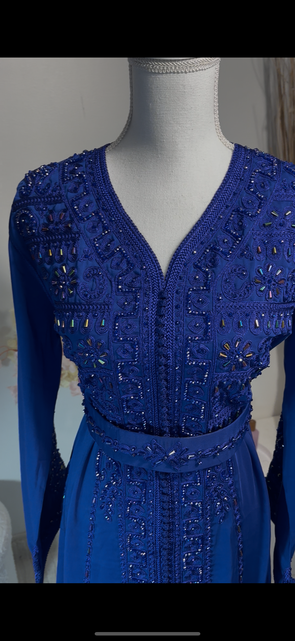 Caftan Royal Bleu Majesté — Broderies et Perles Artisanales
