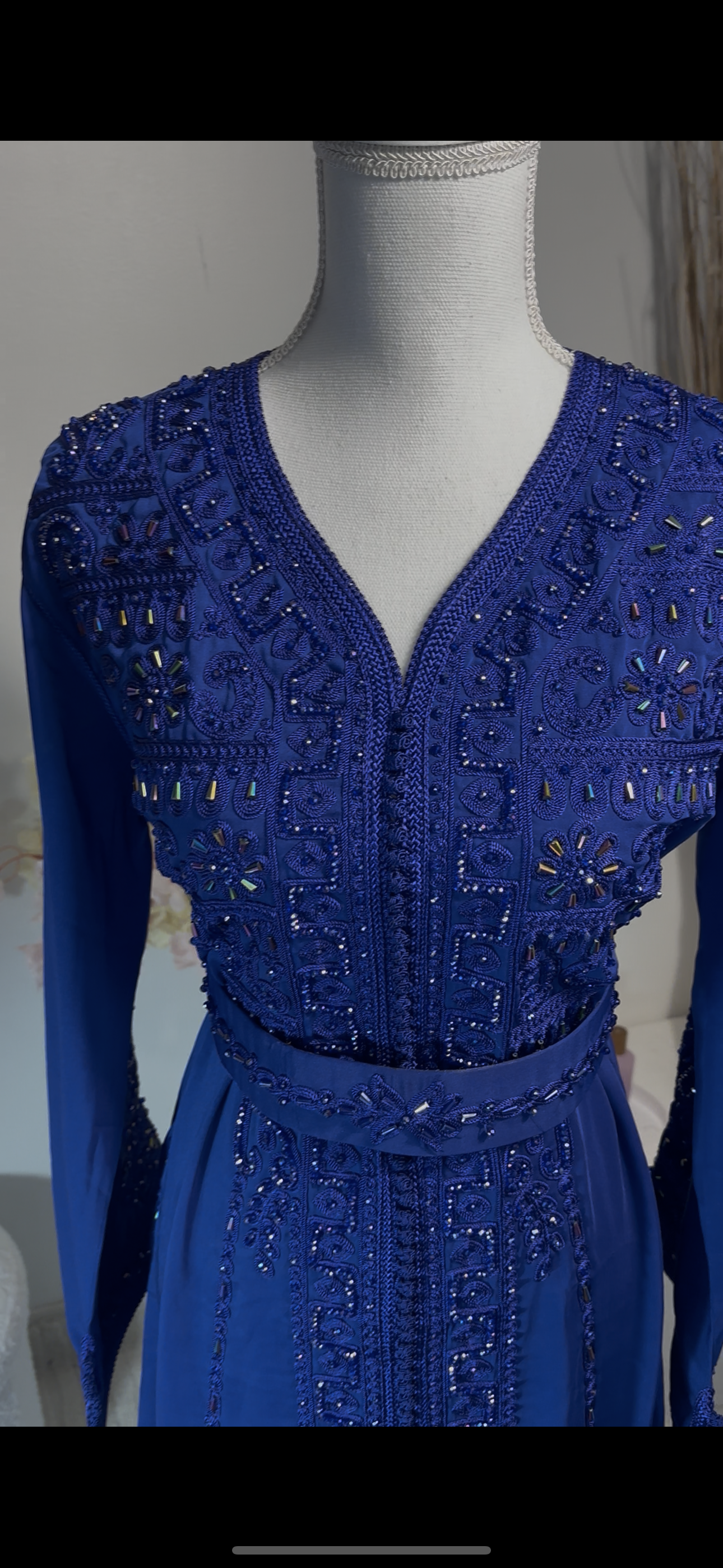 Caftan Royal Bleu Majesté — Broderies et Perles Artisanales