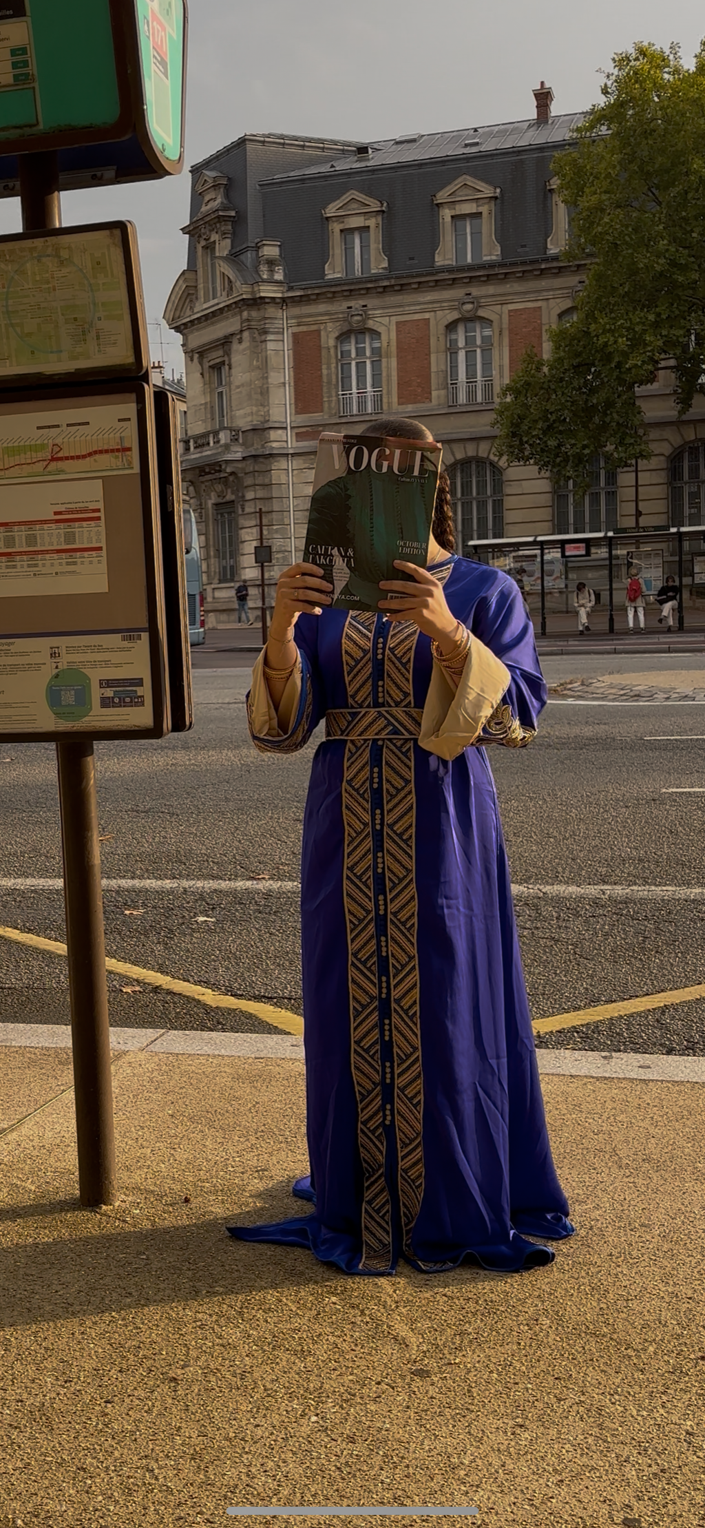Caftan “Dalia” – Bleu roi & or, panneau brodé chevrons
