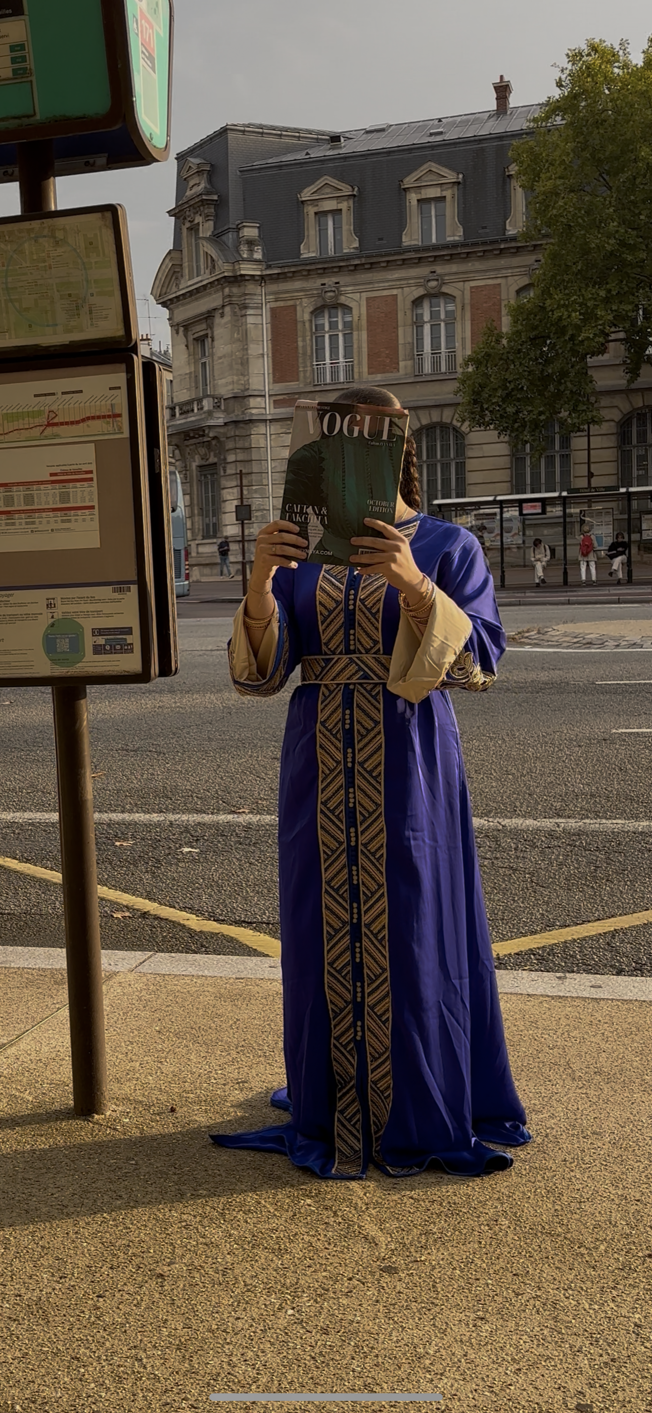Caftan “Dalia” – Bleu roi & or, panneau brodé chevrons