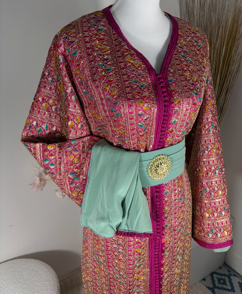 Caftan Prestige Rose & Vert Émeraude – Broderies Multicolores