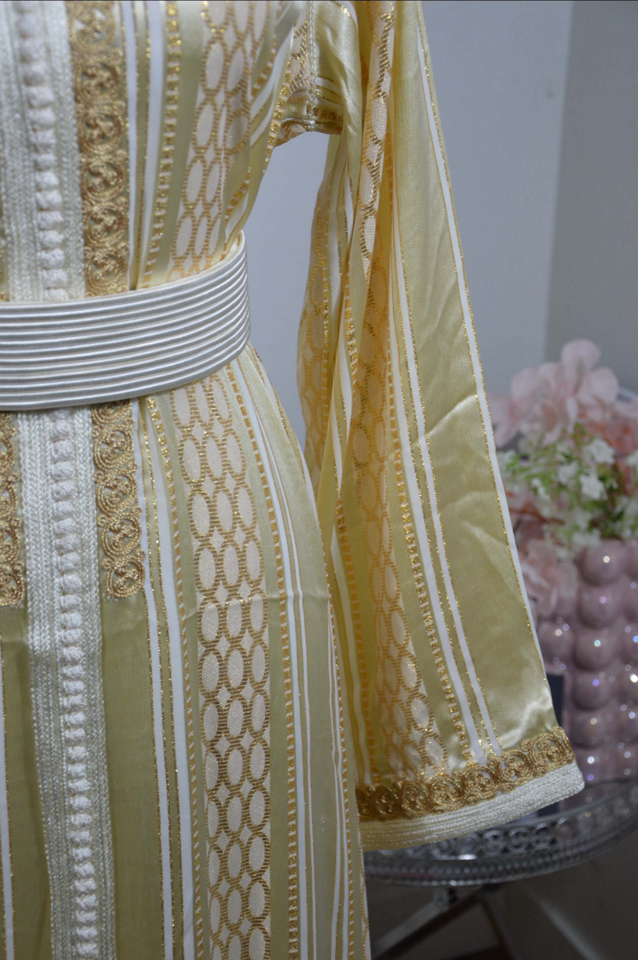 Caftan doré avec sfifa et ceinture traditionnelle