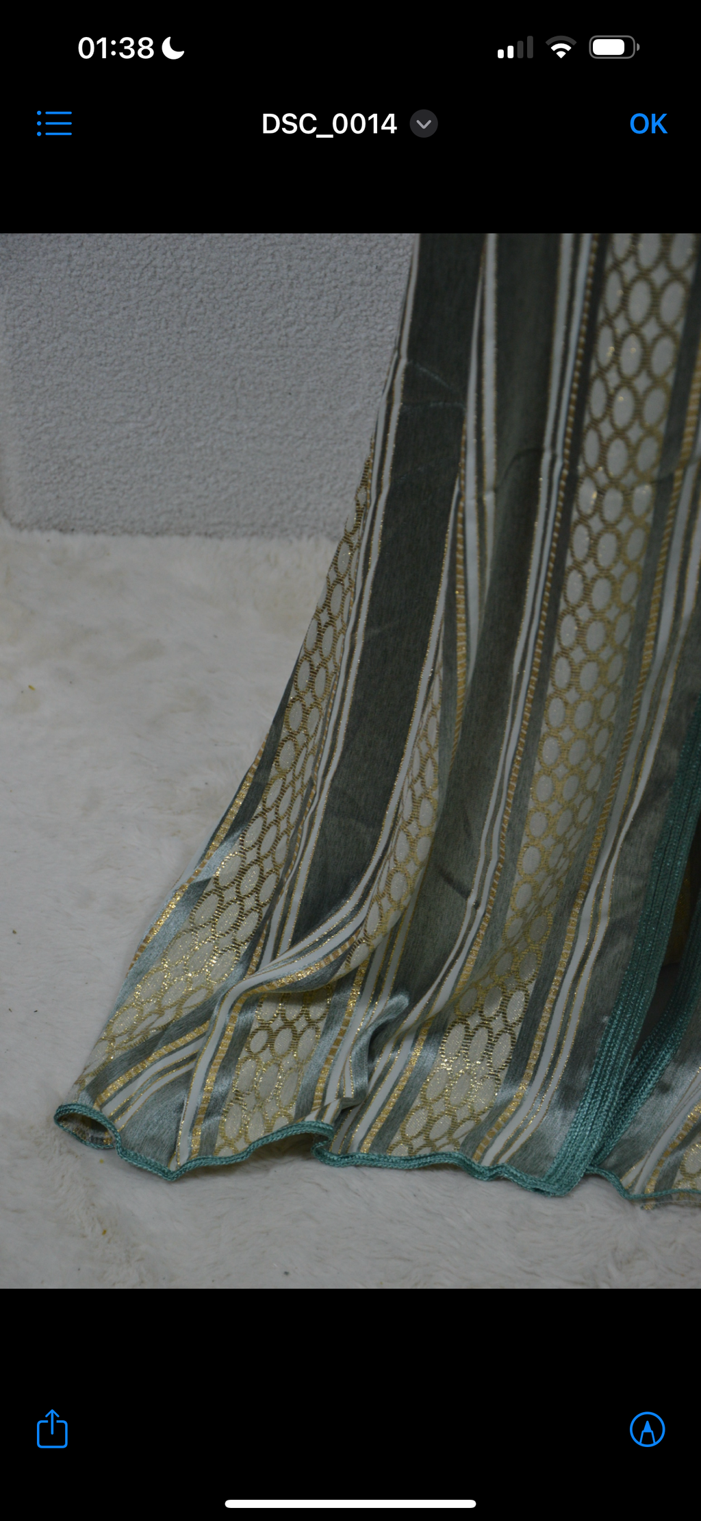 Détail motifs tissés traditionnels sur caftan émeraude