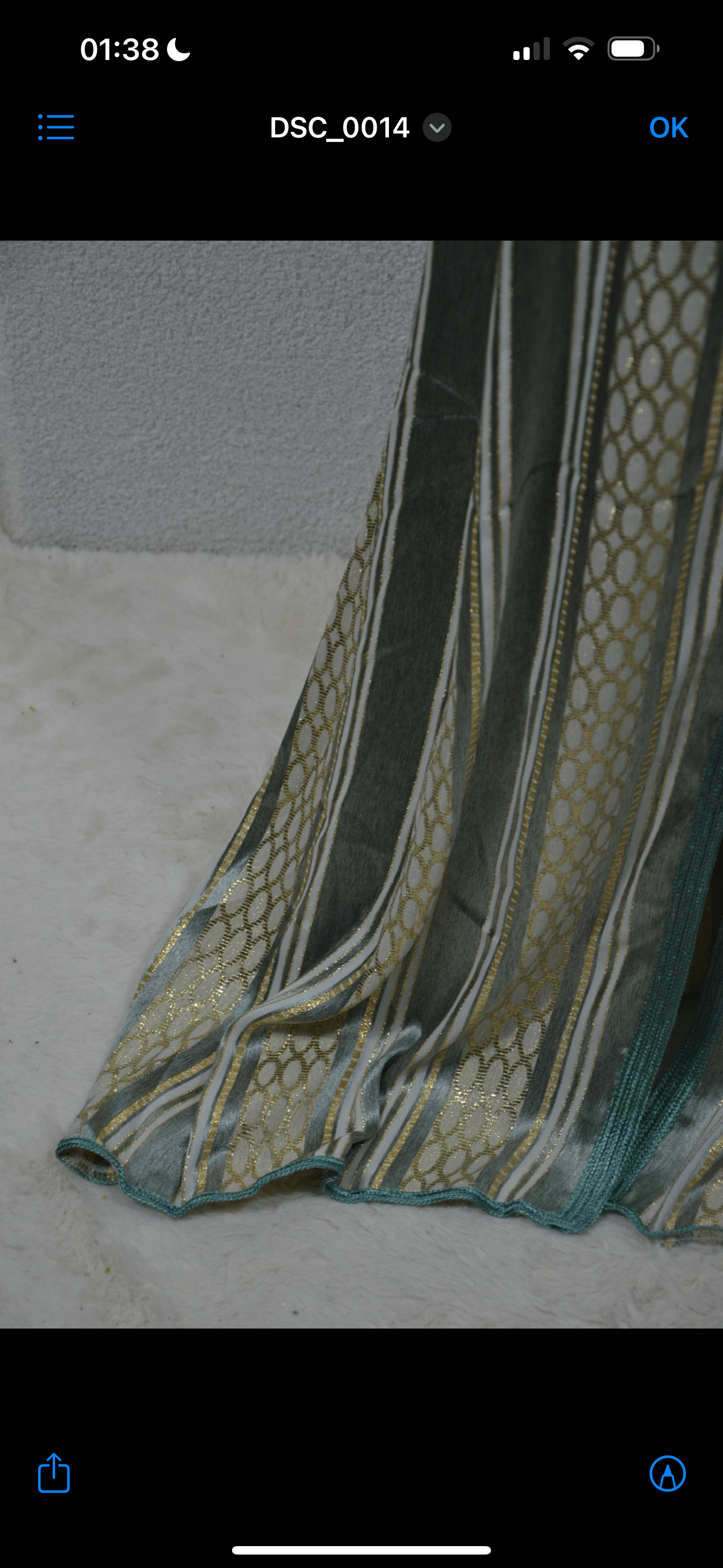 Détail motifs tissés traditionnels sur caftan émeraude