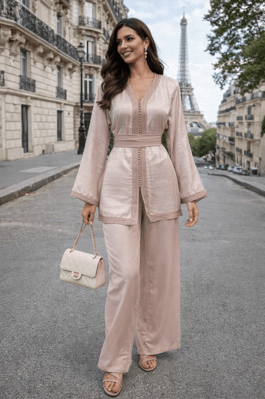 Femme_elegante_a_Paris_pres_de_la_Tour_Eiffel - ZEYNAYA PRESTIGE 