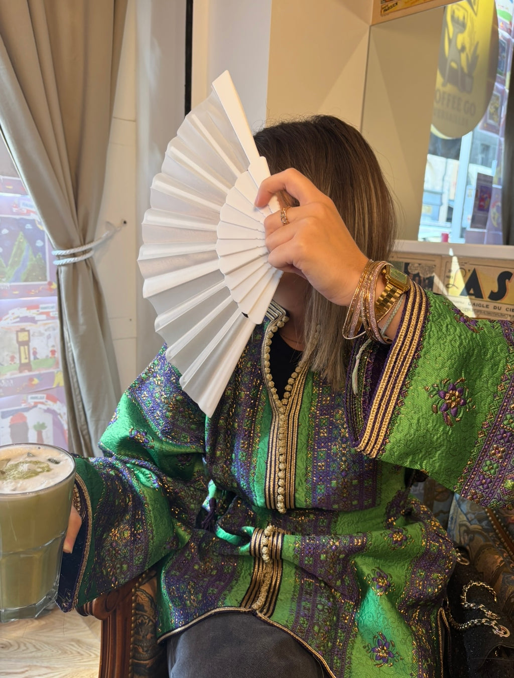 Tunique caftan “Nahla” – Brocart vert émeraude, motifs violet & or