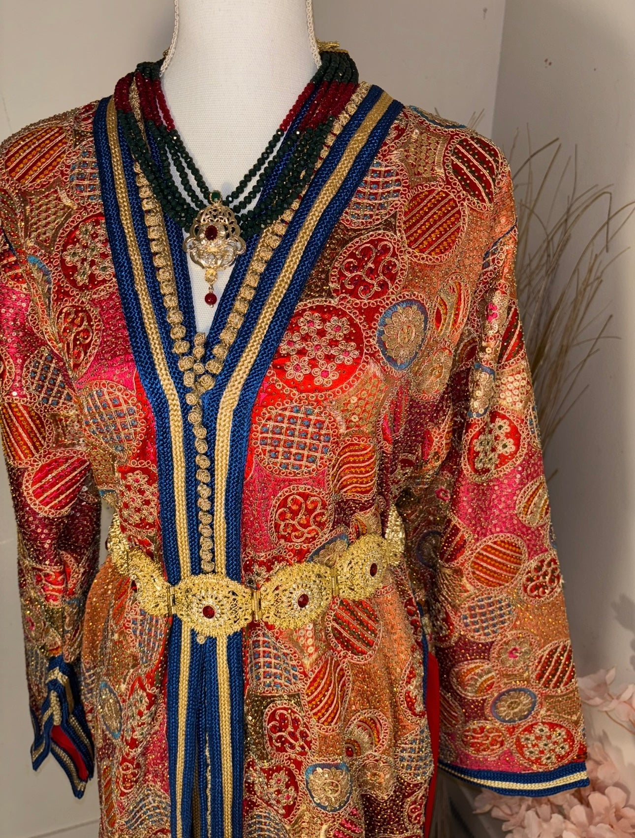 Takchita Sari Rouge or et sfifa Bleu Royal