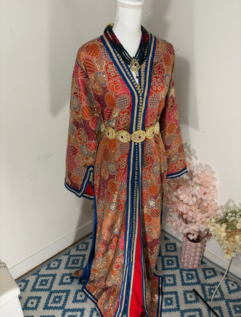 Takchita Sari Rouge or et sfifa Bleu Royal
