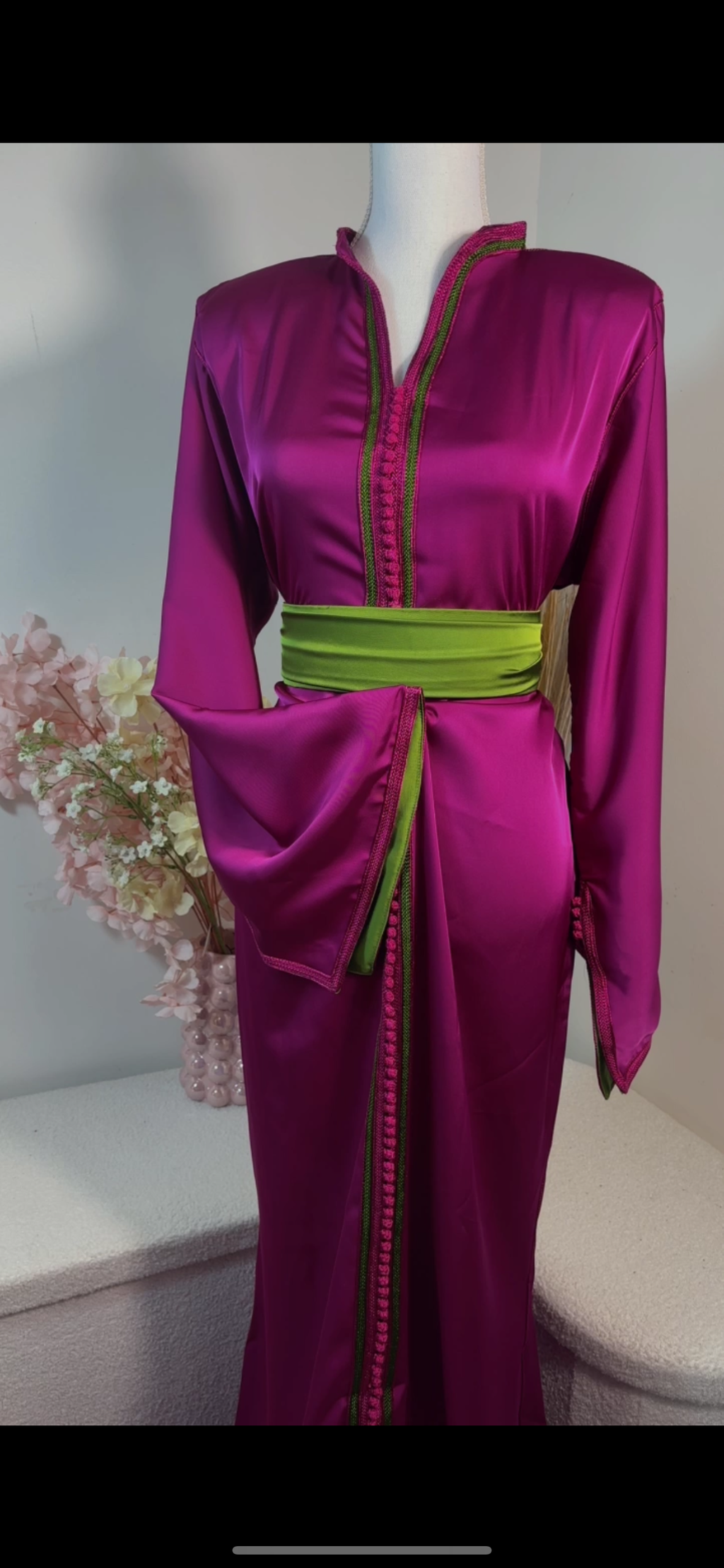 Caftan Satin Fuchsia & Ceinture Verte – ZEYNAYA Prestige