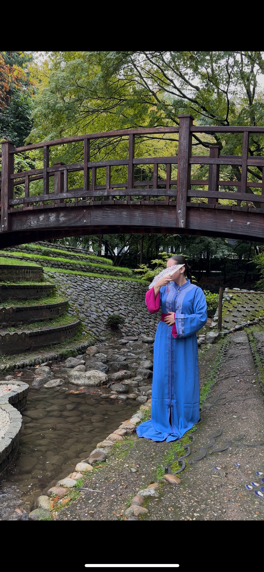 Caftan Bleu Indigo à Plastron Jacquard & Ceinture Fuchsia