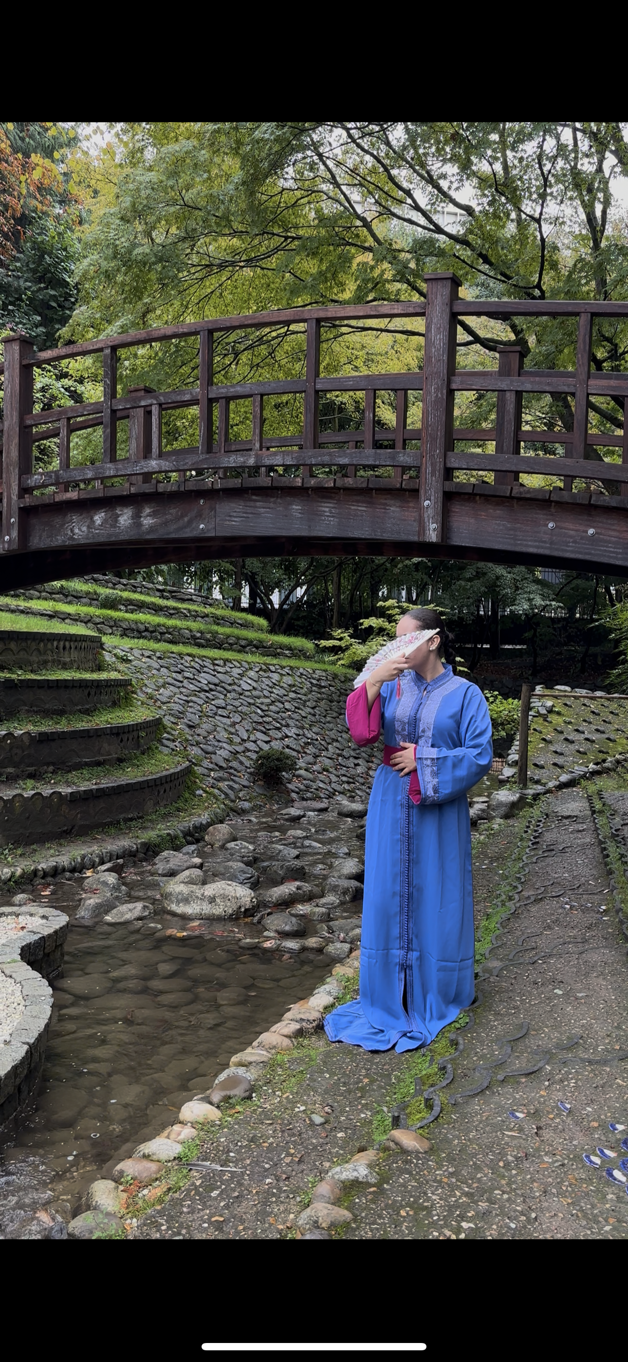 Caftan Bleu Indigo à Plastron Jacquard & Ceinture Fuchsia