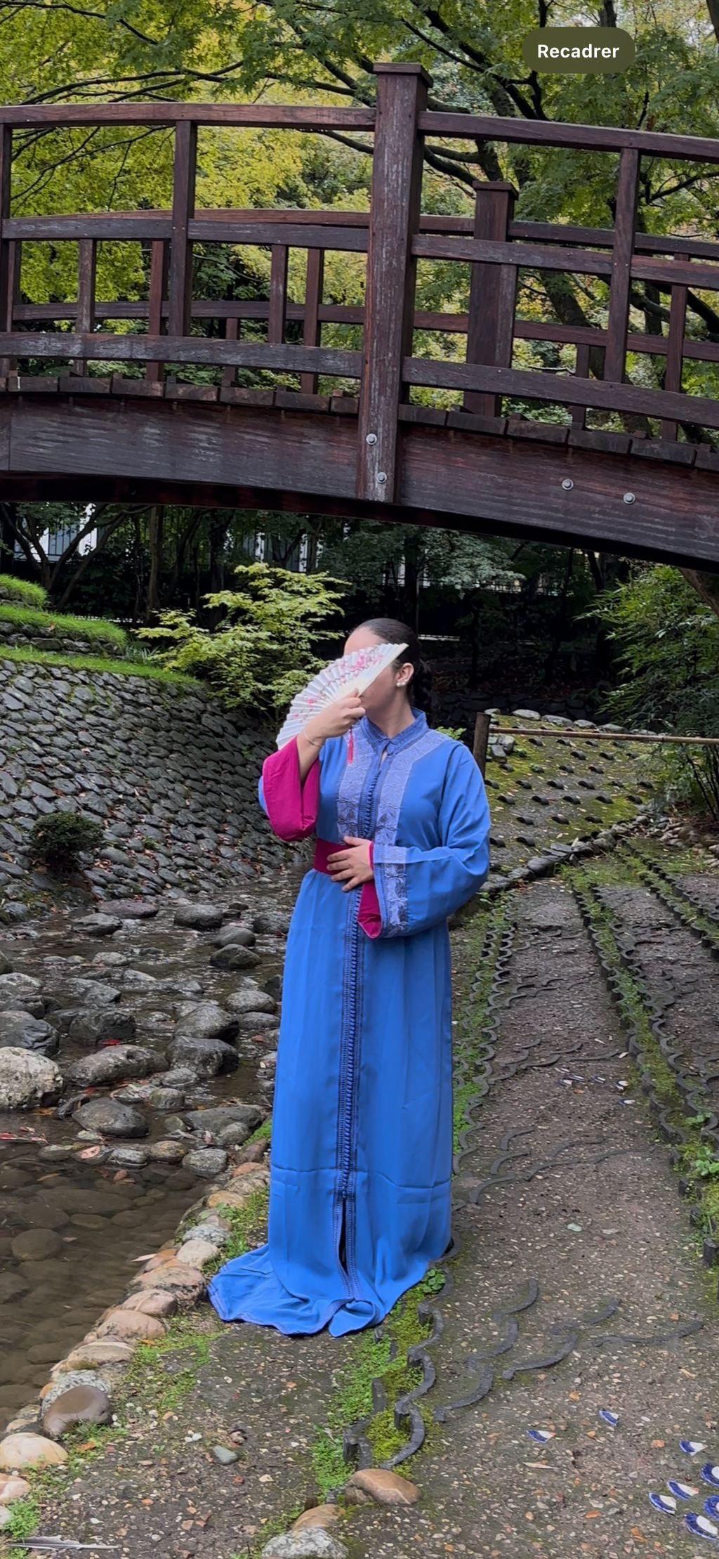 Caftan Bleu Indigo à Plastron Jacquard & Ceinture Fuchsia