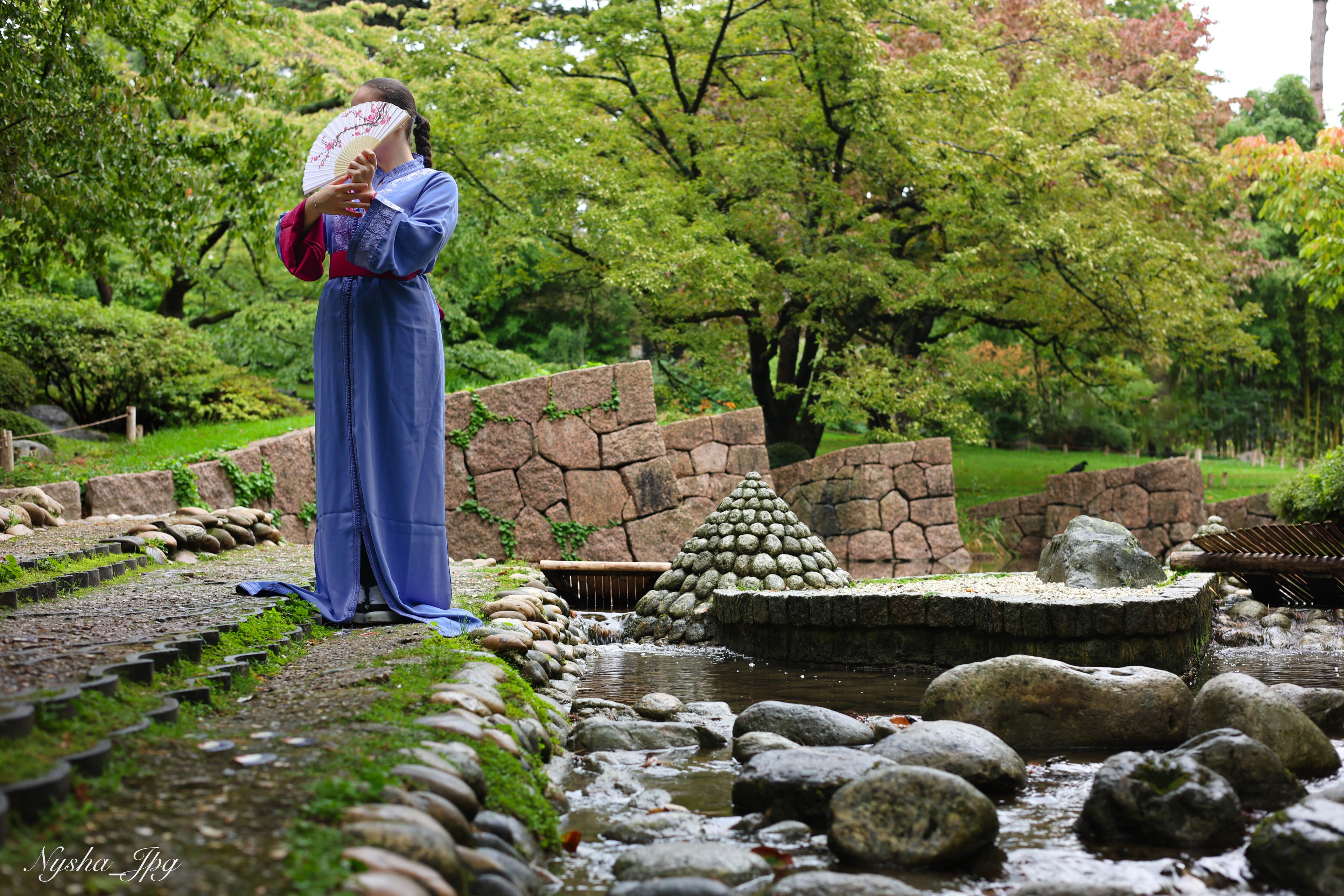 Caftan Bleu Indigo à Plastron Jacquard & Ceinture Fuchsia