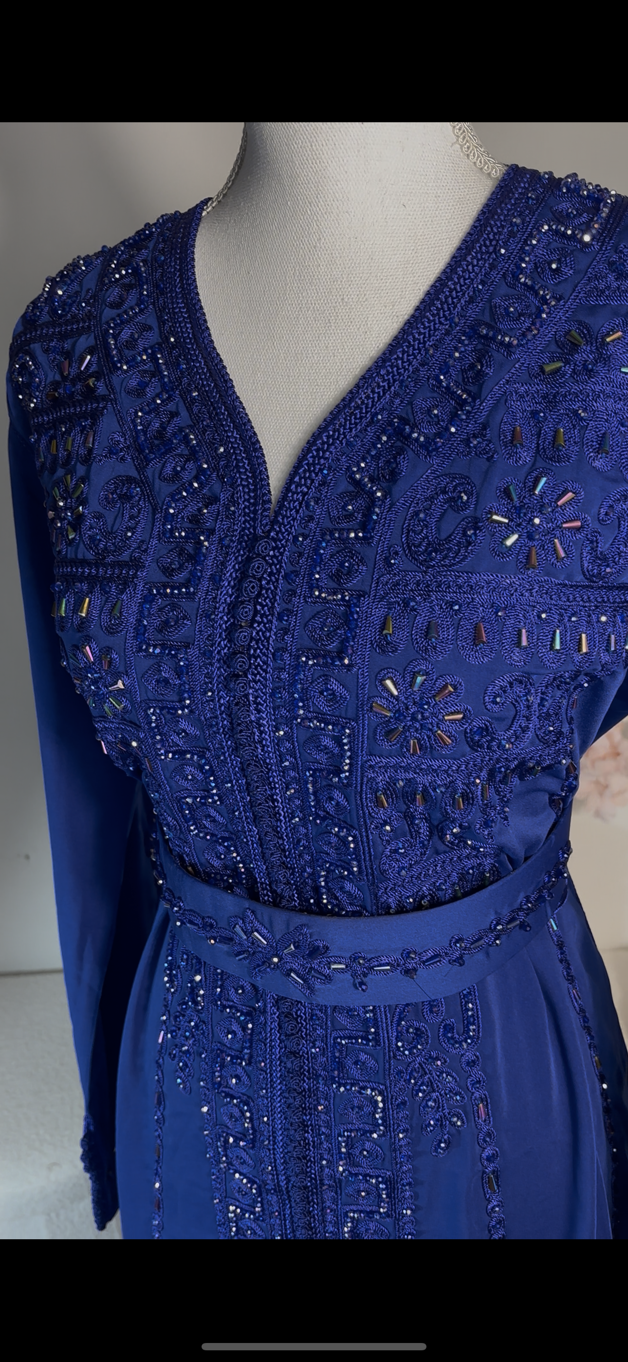 Caftan Royal Bleu Majesté — Broderies et Perles Artisanales