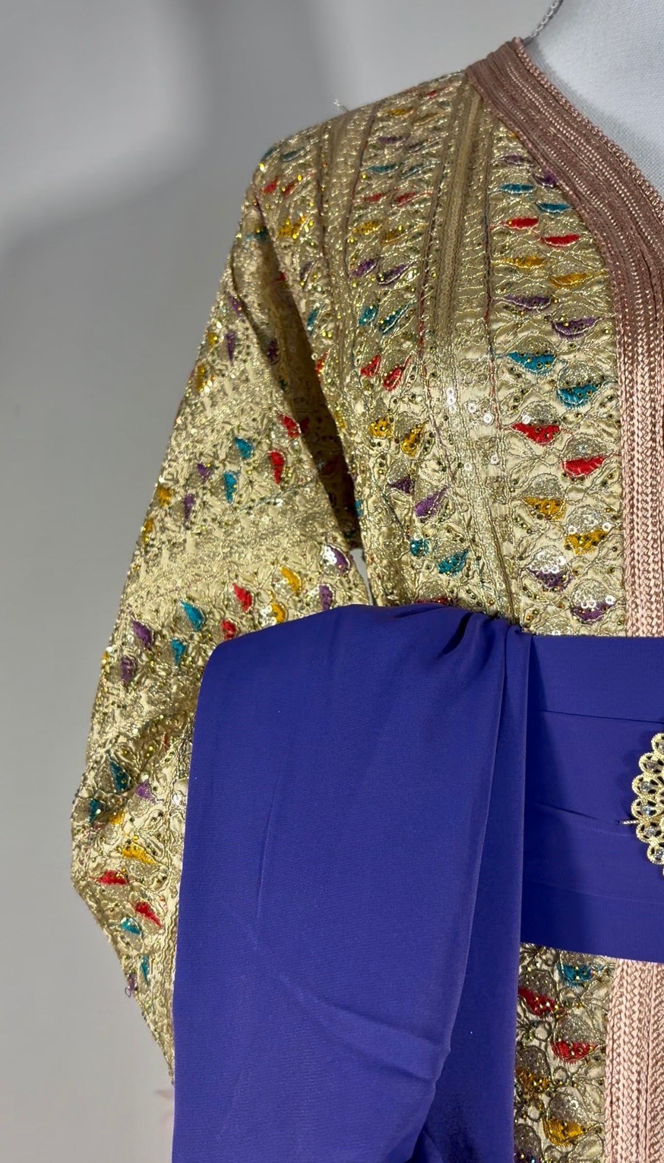 Caftan sari doré « Majesté Andalouse » — Ceinture bijou cobalt