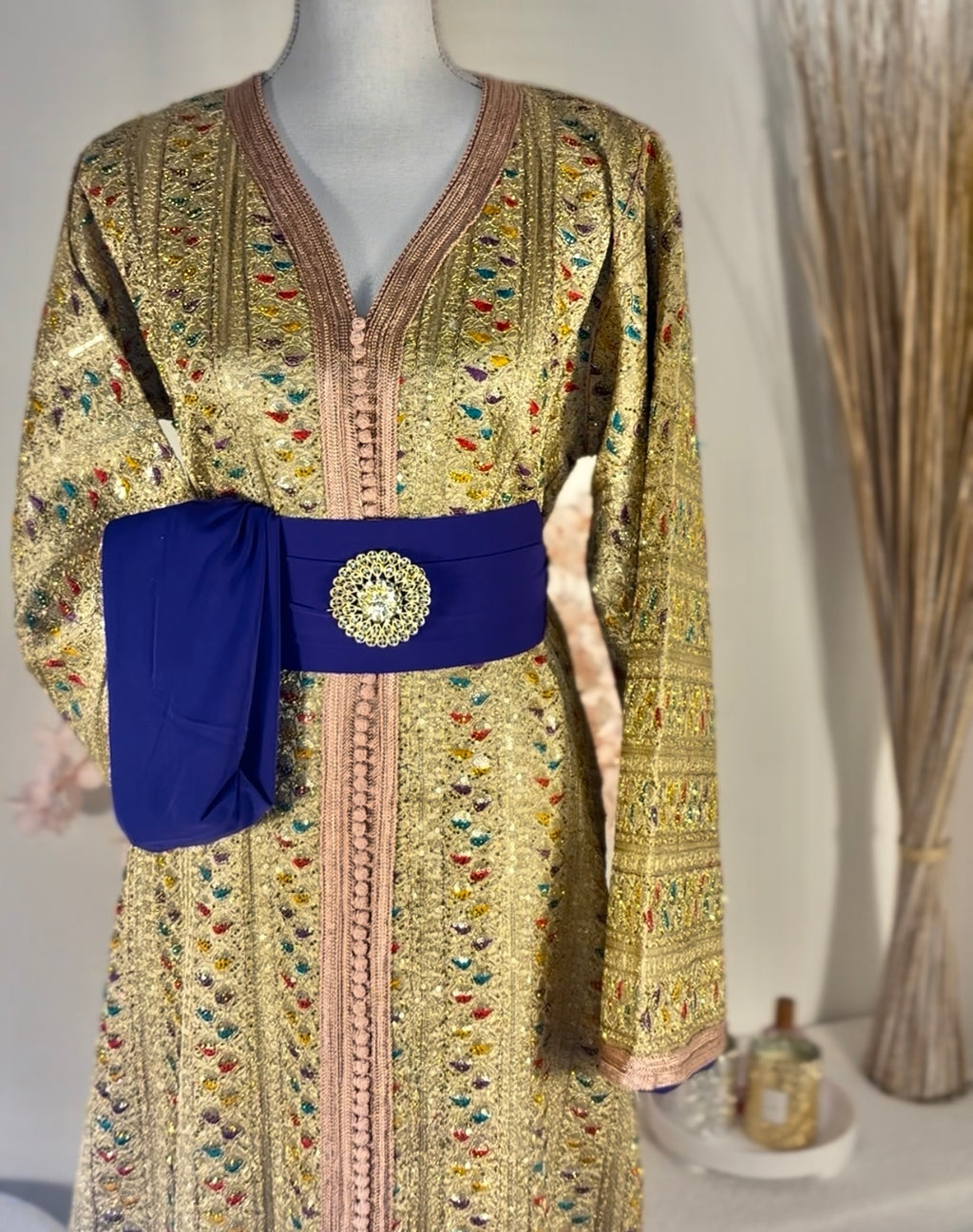 Caftan sari doré « Majesté Andalouse » — Ceinture bijou cobalt