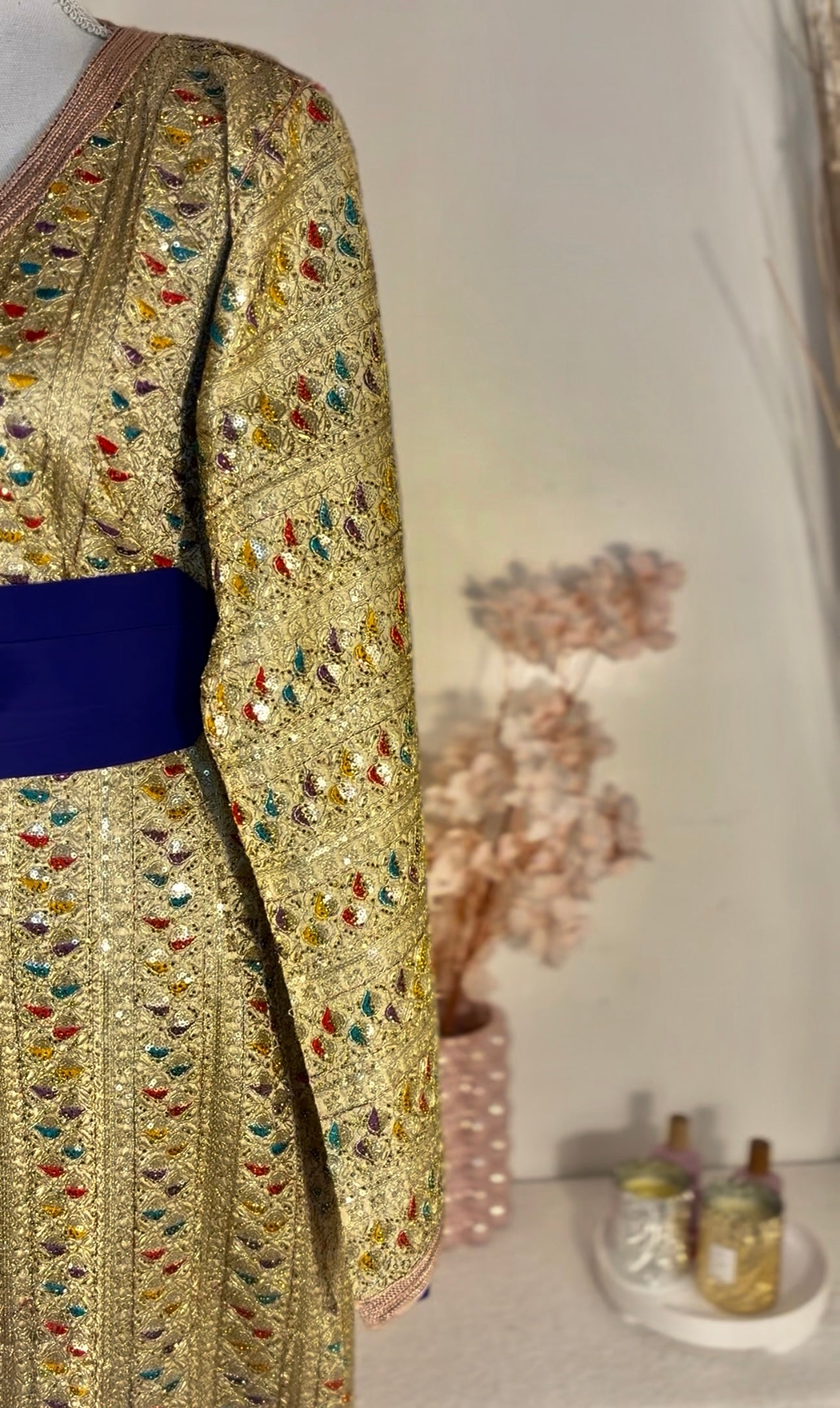 Caftan sari doré « Majesté Andalouse » — Ceinture bijou cobalt