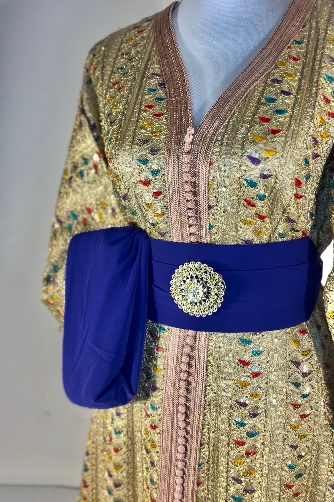 Caftan sari doré « Majesté Andalouse » — Ceinture bijou cobalt