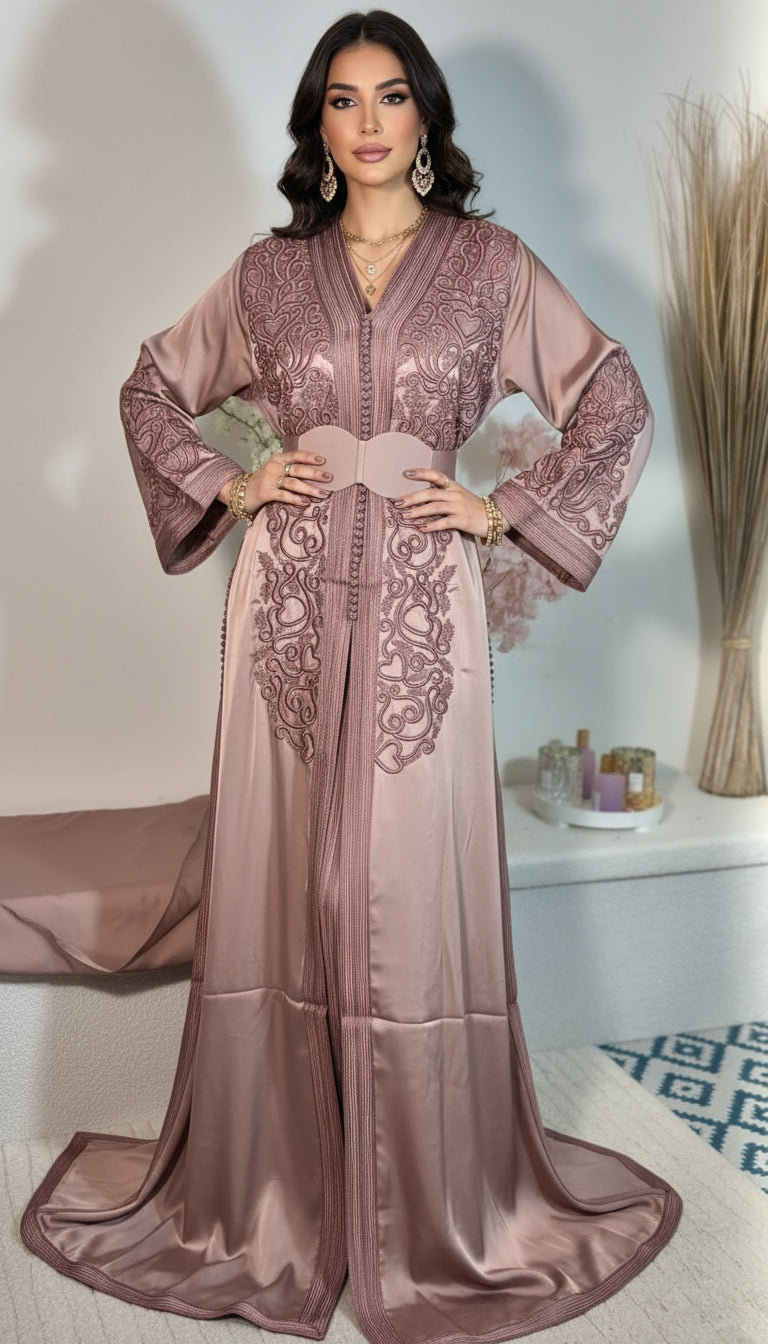 Takchita rose poudré “Noura” – broderies ton sur ton & sfifa artisanale