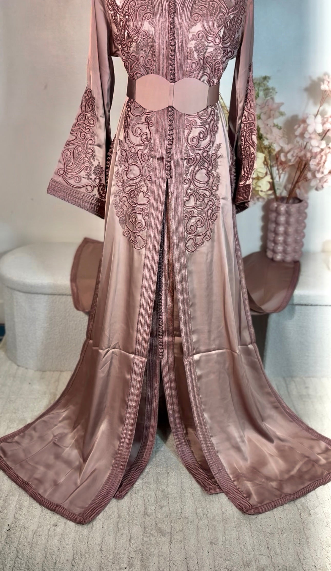 Takchita rose poudré “Noura” – broderies ton sur ton & sfifa artisanale