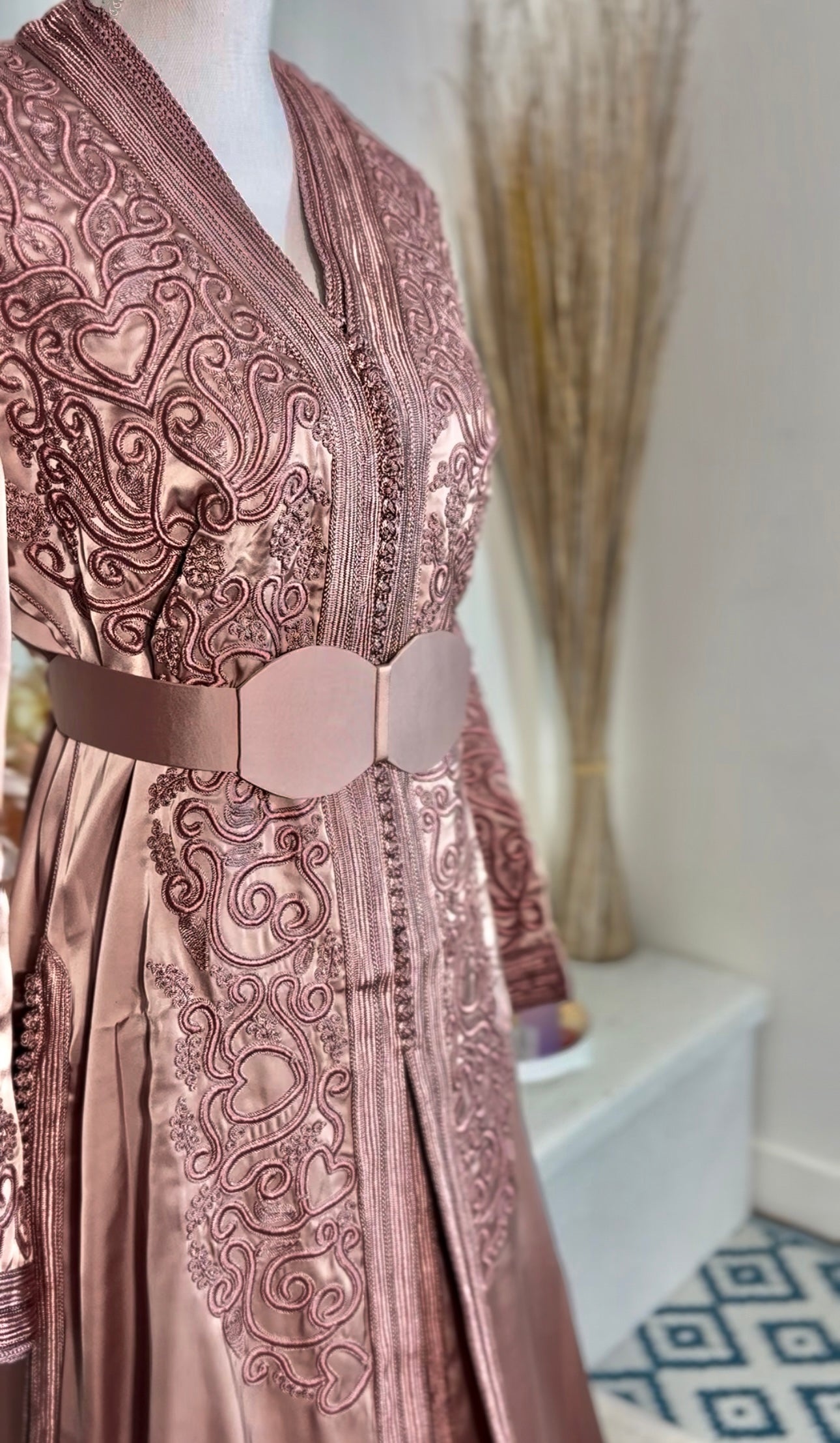 Takchita rose poudré “Noura” – broderies ton sur ton & sfifa artisanale