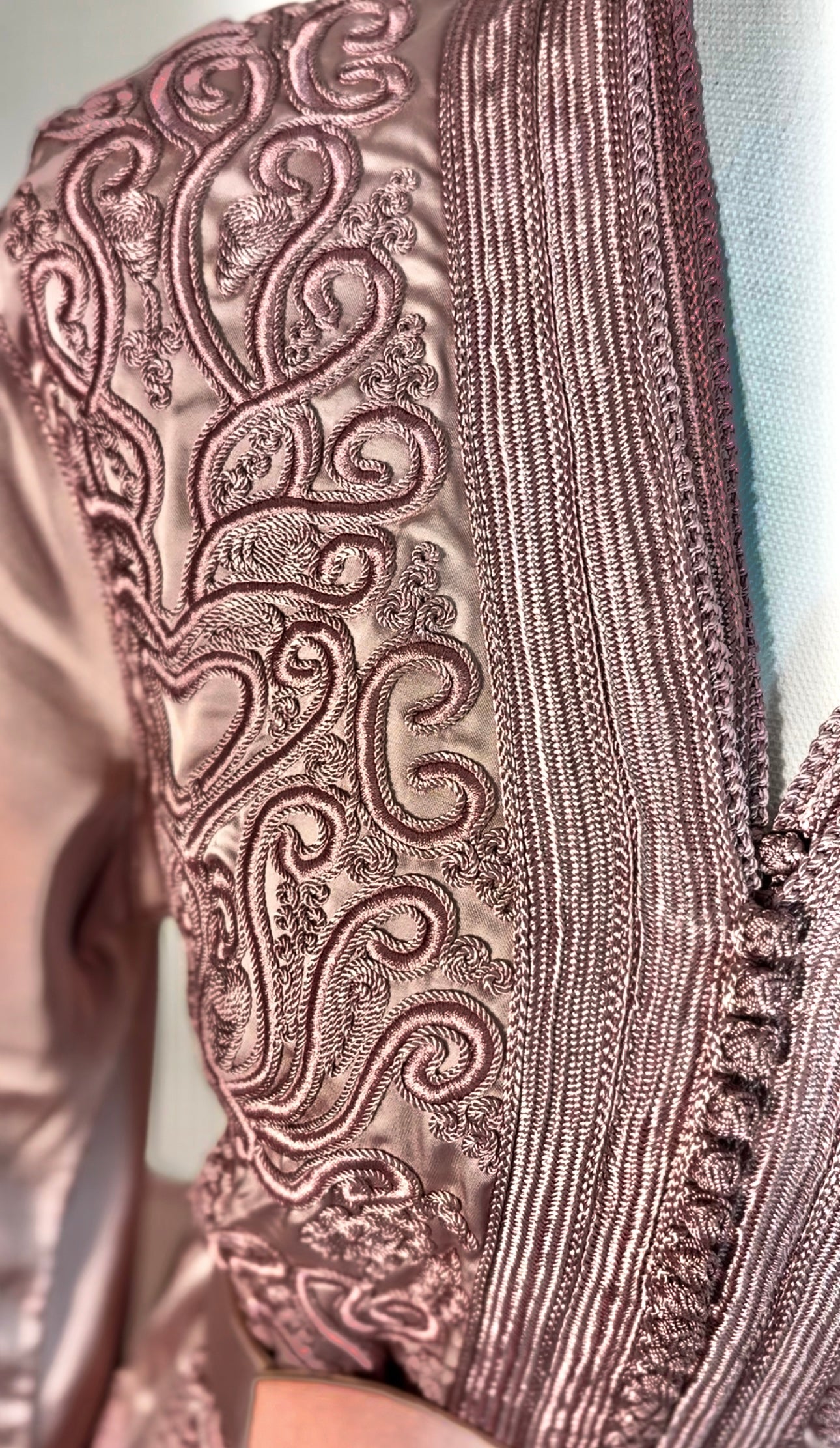 Takchita rose poudré “Noura” – broderies ton sur ton & sfifa artisanale