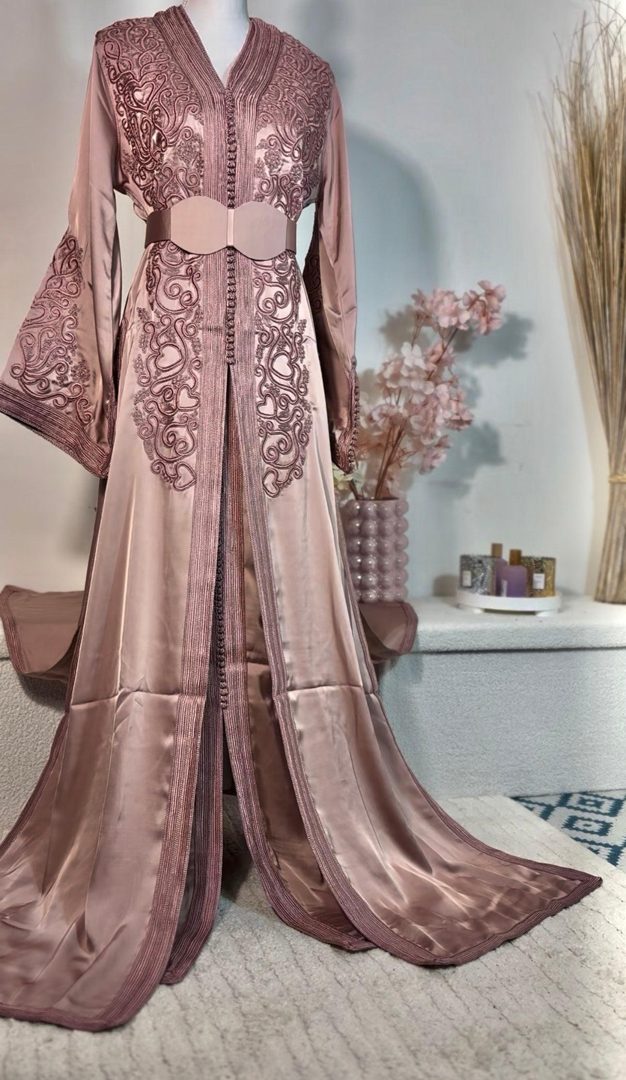 Takchita rose poudré “Noura” – broderies ton sur ton & sfifa artisanale