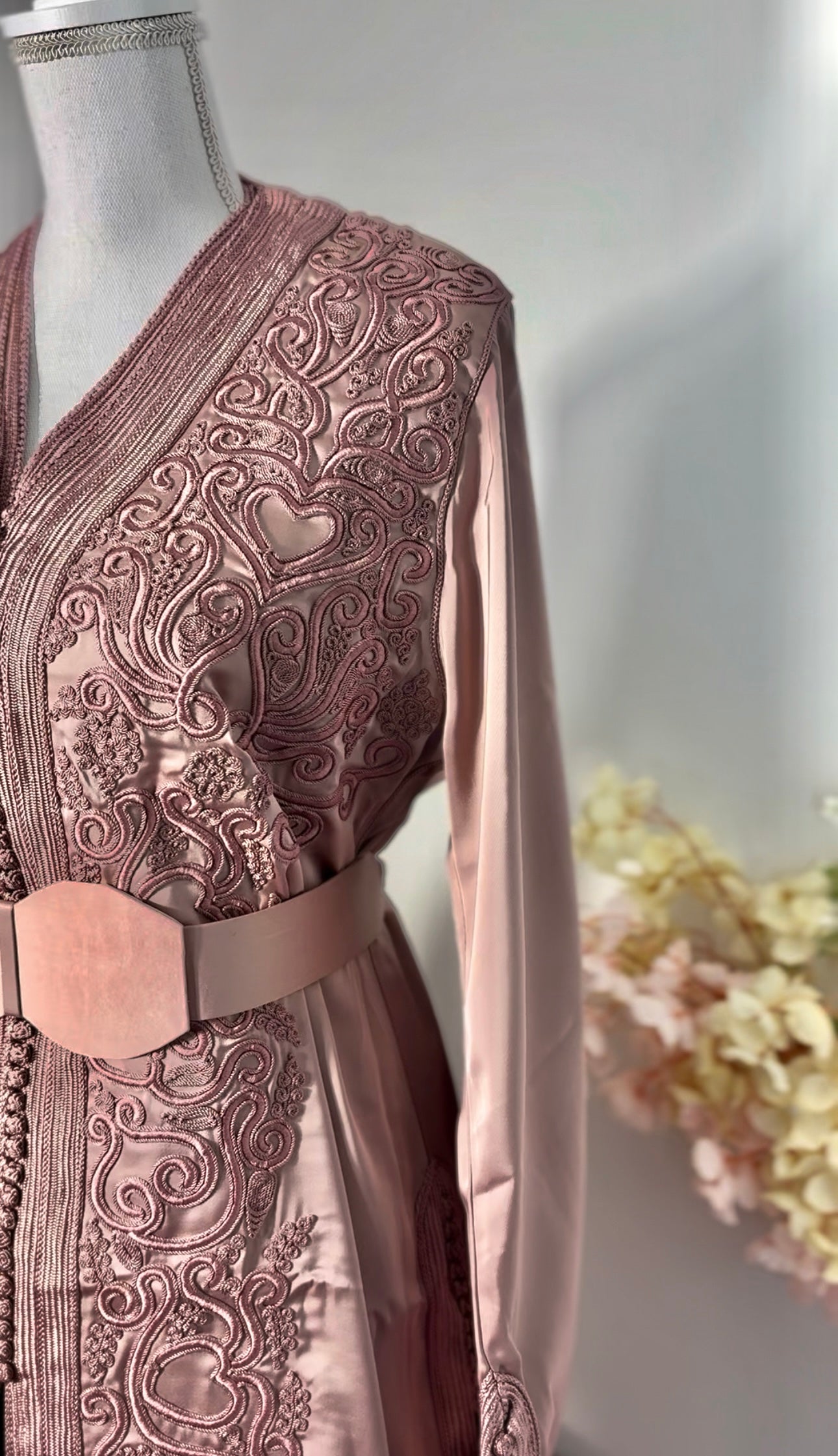 Takchita rose poudré “Noura” – broderies ton sur ton & sfifa artisanale