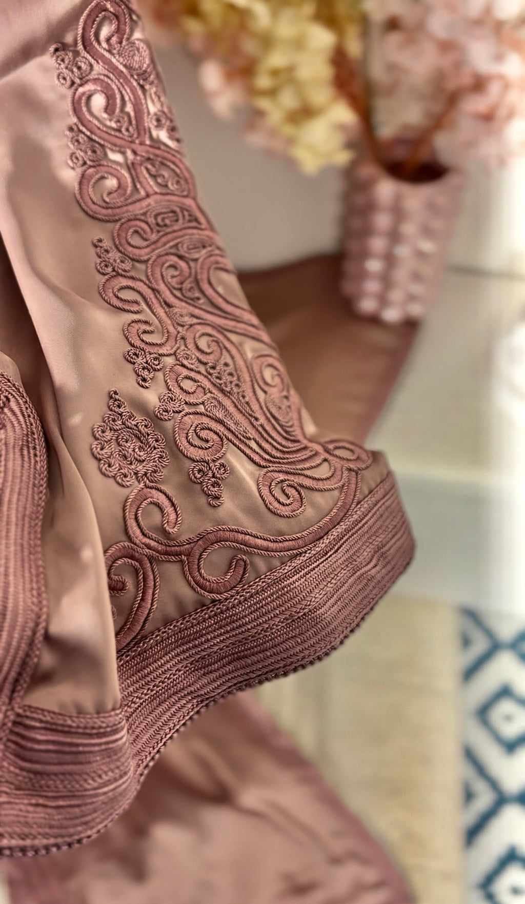 Takchita rose poudré “Noura” – broderies ton sur ton & sfifa artisanale