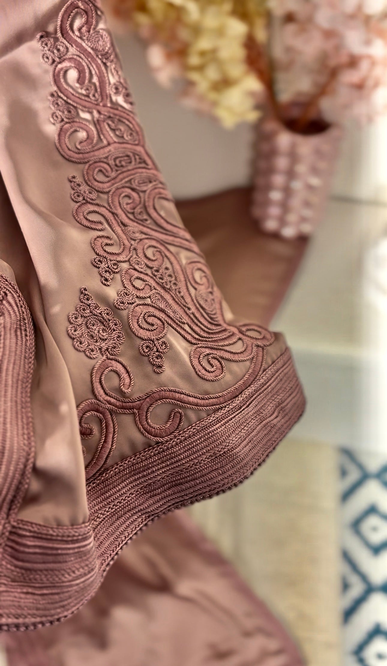 Takchita rose poudré “Noura” – broderies ton sur ton & sfifa artisanale